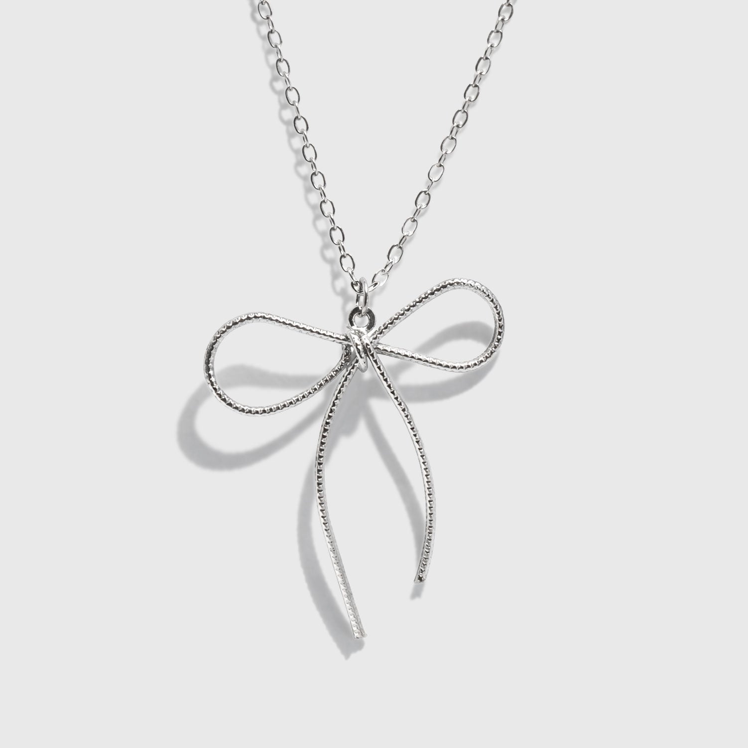 Collier argenté à pendentif nœud