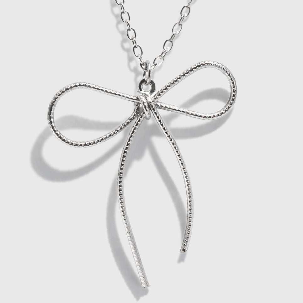 Collier argenté à pendentif nœud