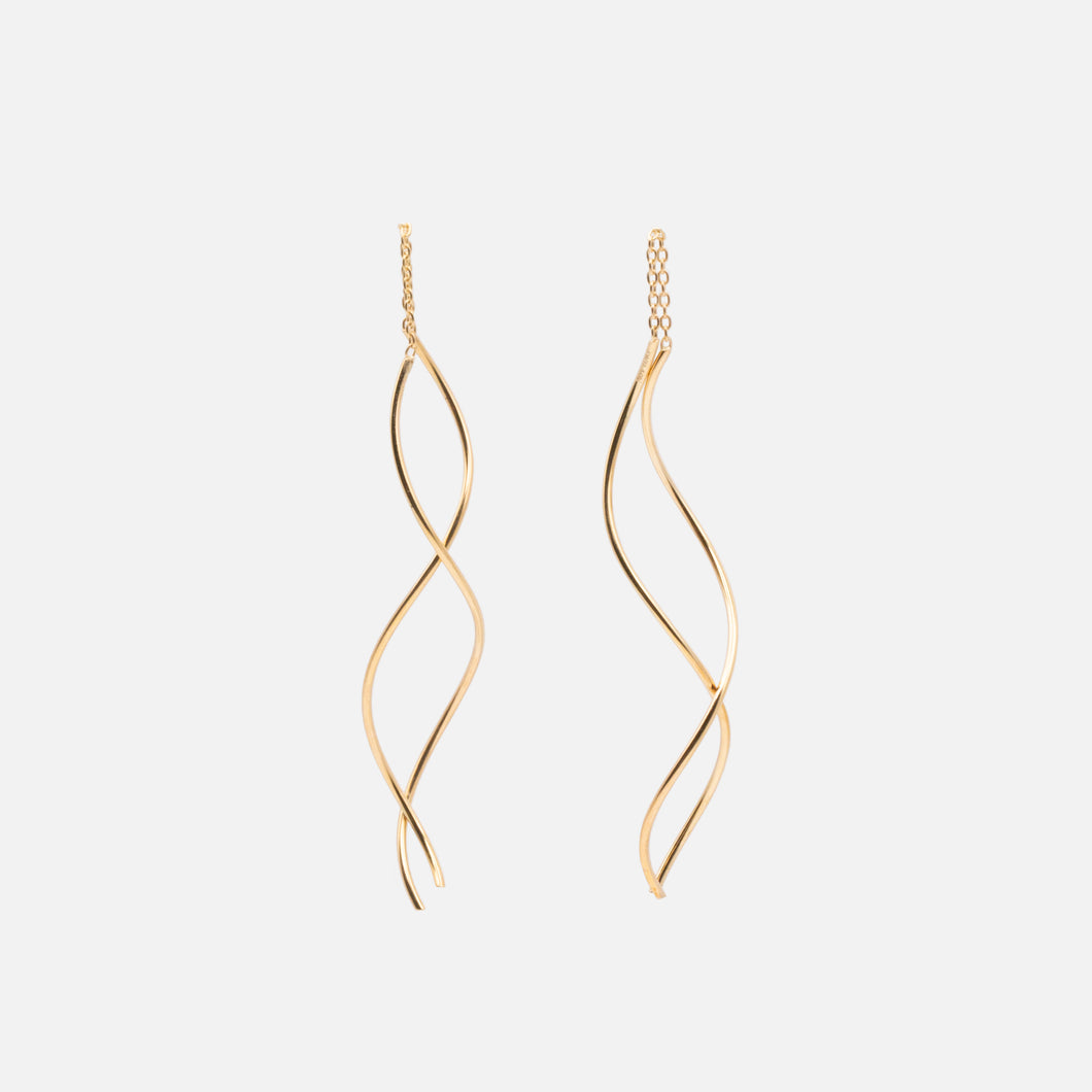 Long wave-effect earrings in 10k gold