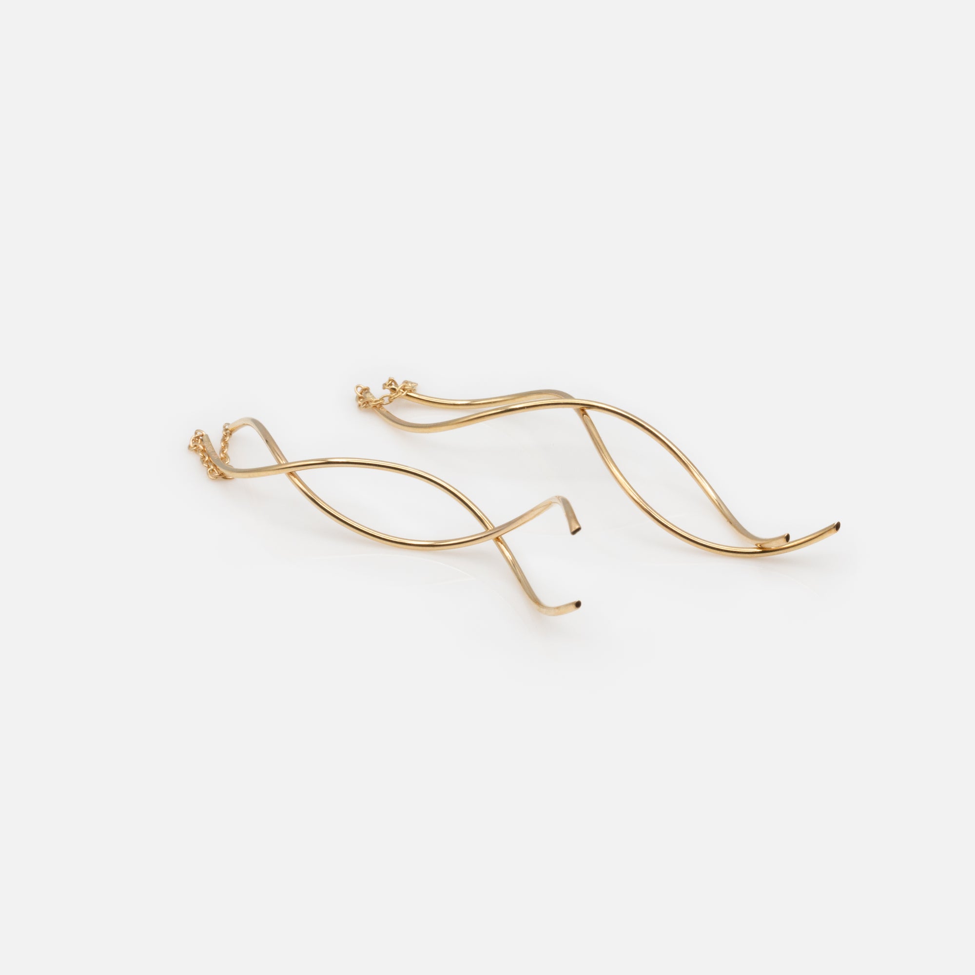 Long wave-effect earrings in 10k gold