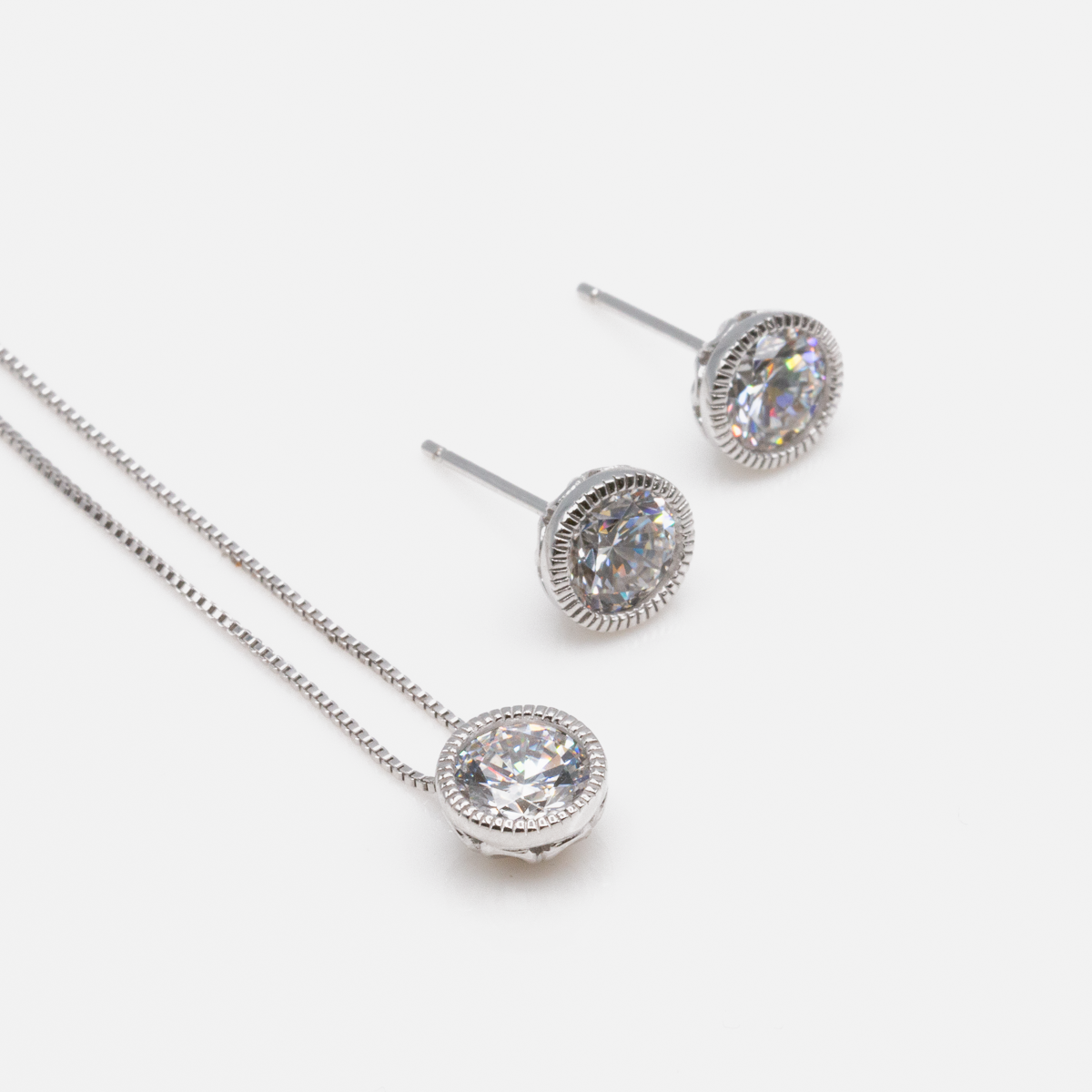 Ensemble collier et boucles d'oreilles en argent sterling