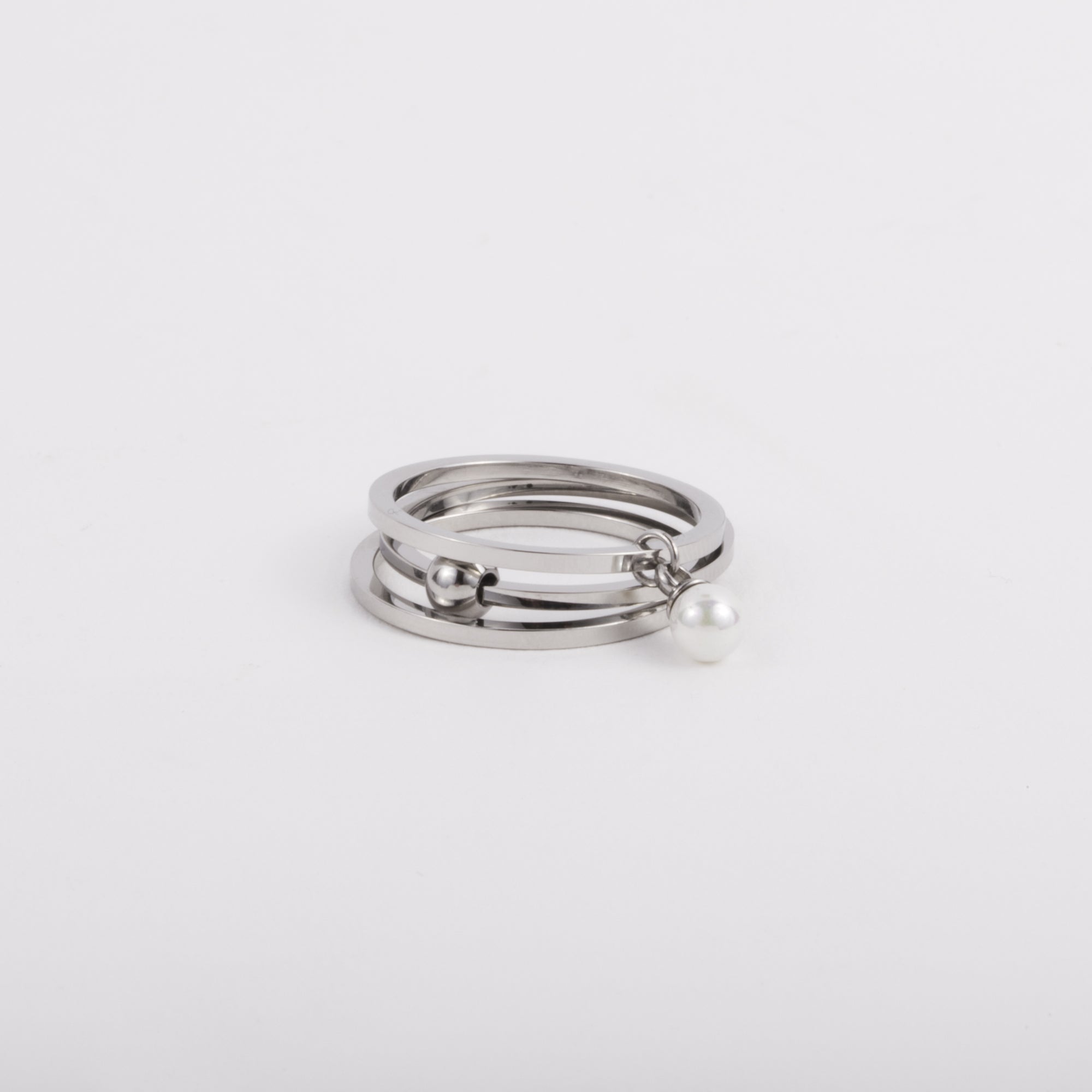 Stainless steel silvered ring set with ball and pearl