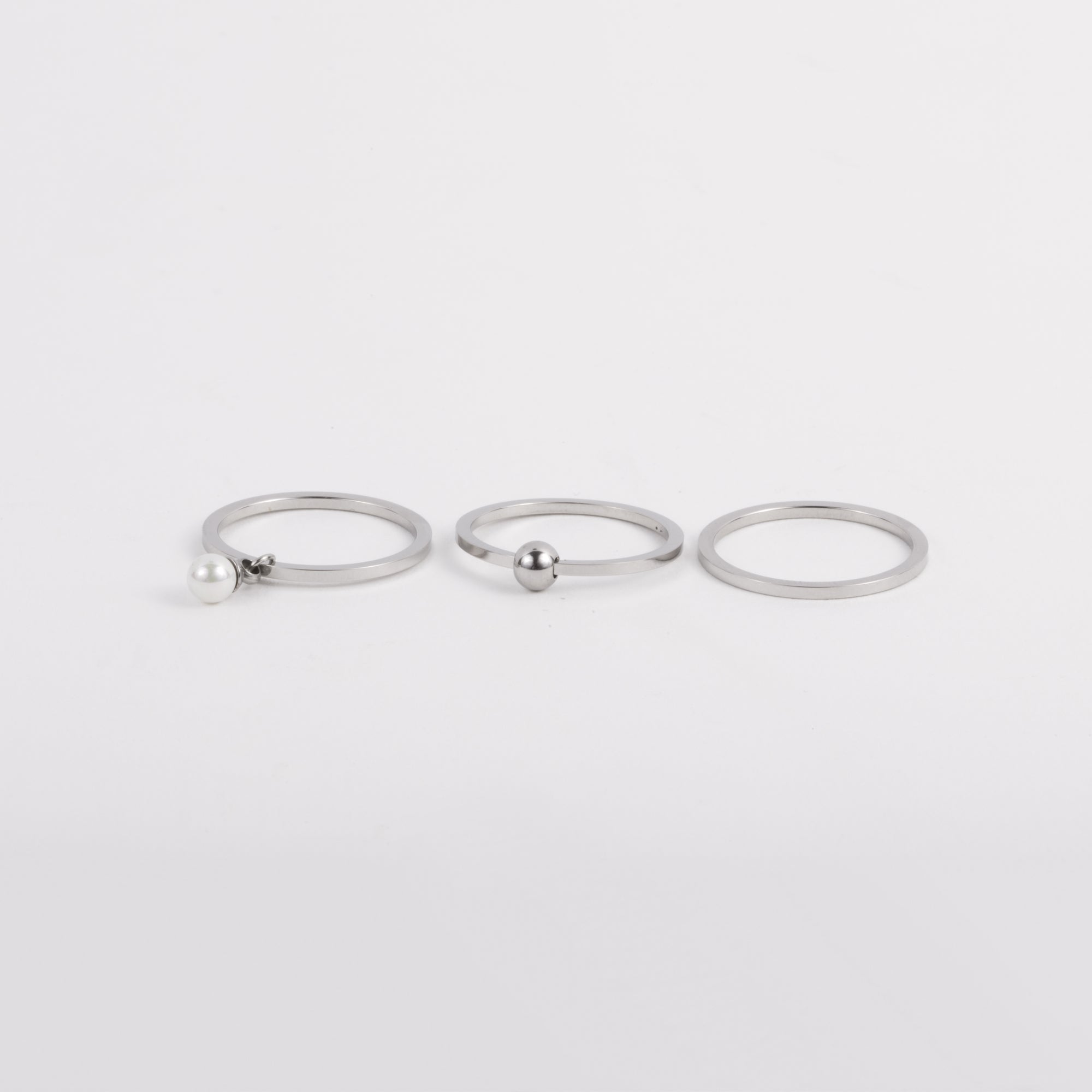 Stainless steel silvered ring set with ball and pearl