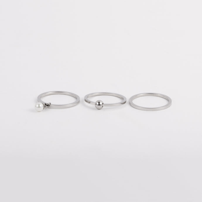 Stainless steel silvered ring set with ball and pearl