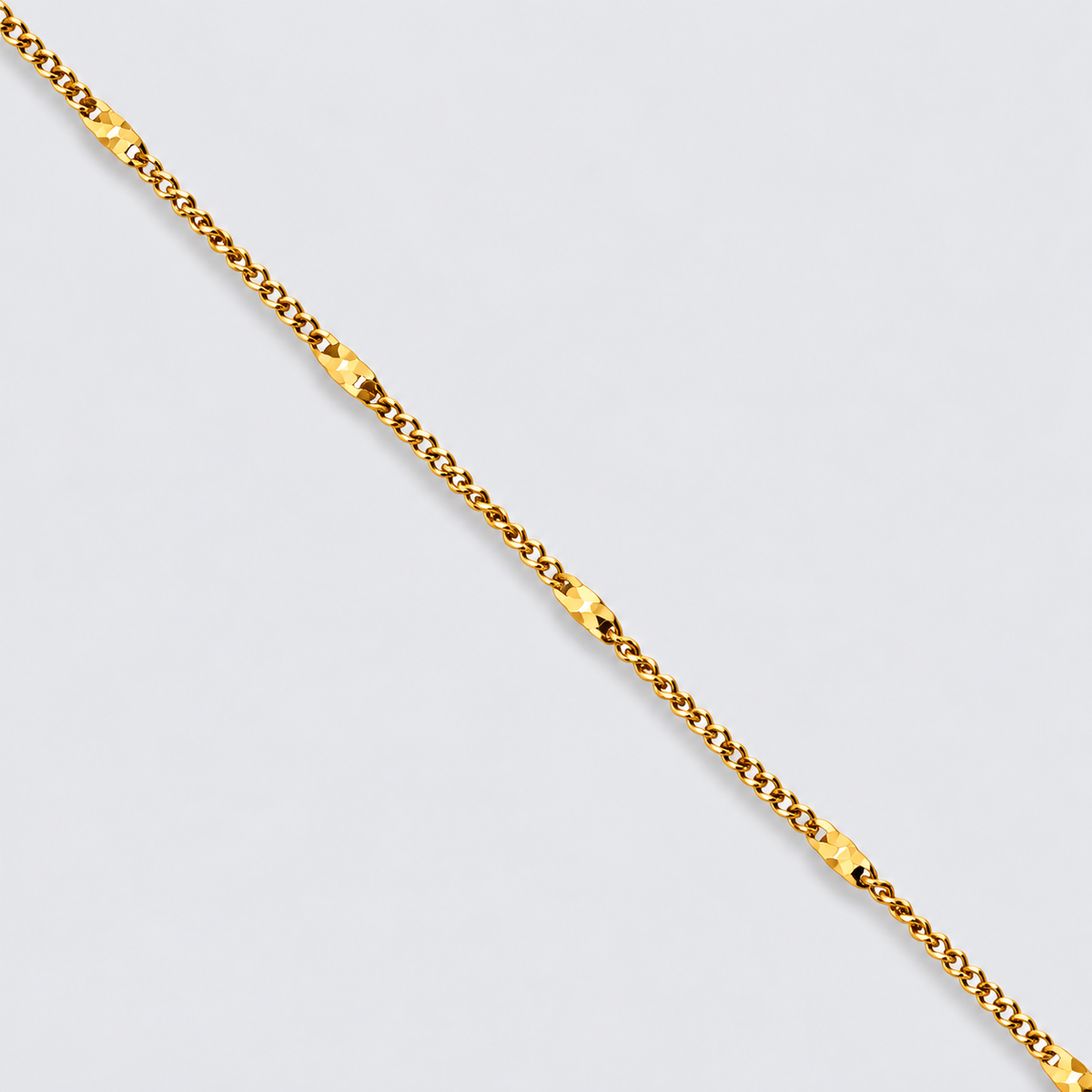 Bracelet doré à insertions plates en acier inoxydable