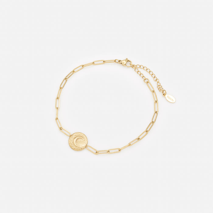 Bracelet doré à mailles trombone avec breloque texturée croissant de lune en acier inoxydable