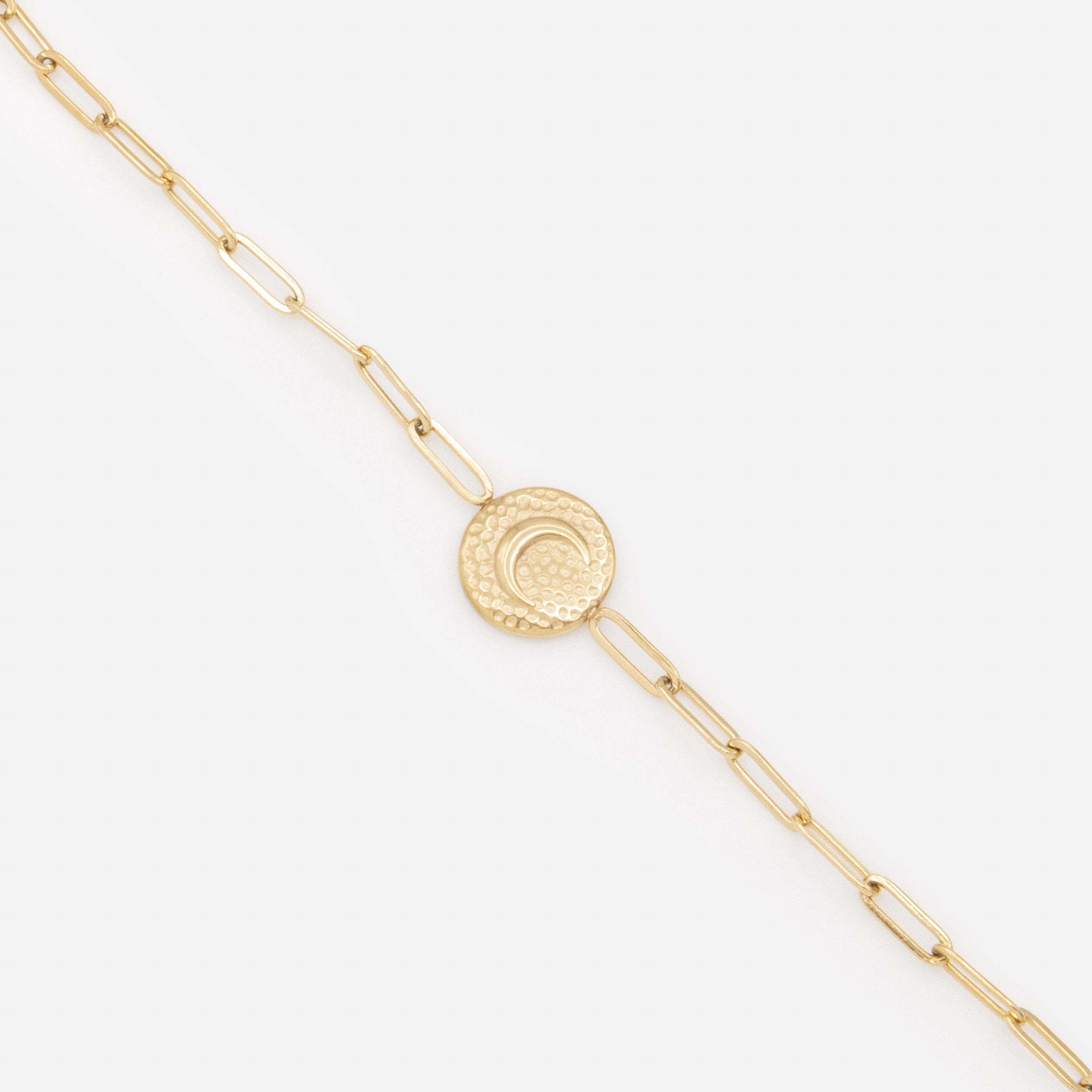 Bracelet doré à mailles trombone avec breloque texturée croissant de lune en acier inoxydable