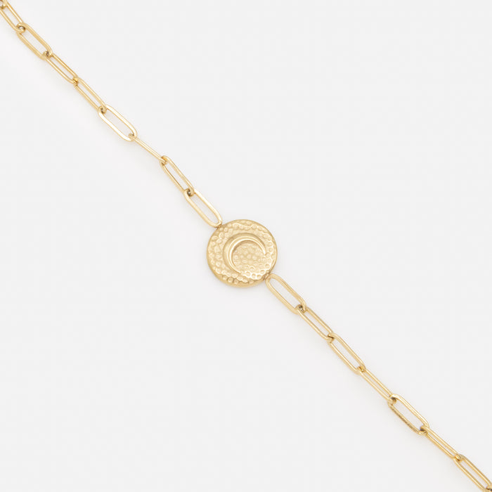 Bracelet doré à mailles trombone avec breloque texturée croissant de lune en acier inoxydable