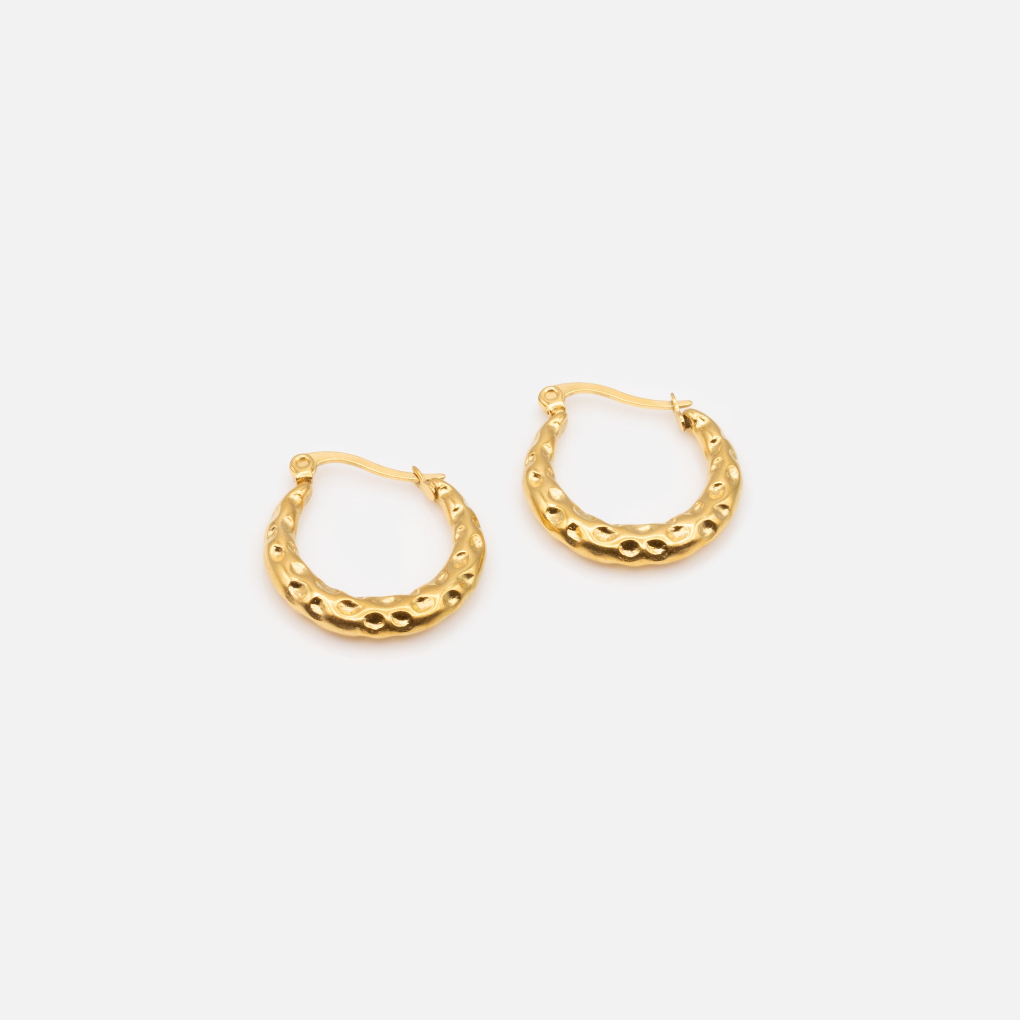 22 mm gold hoop earrings with hammered effect in stainless steel