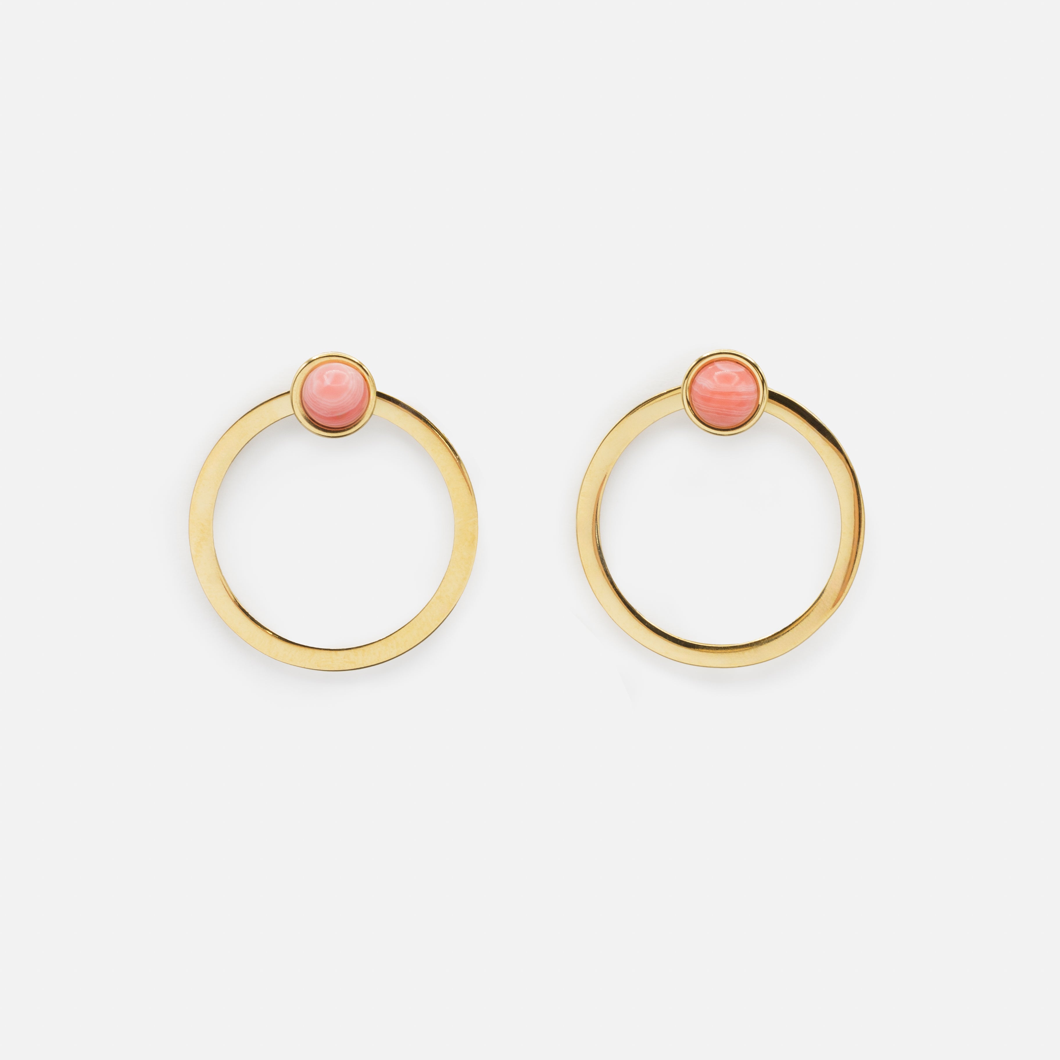 Boucles d'oreilles anneaux dorés avec bille rouge marbrée en acier inoxydable
