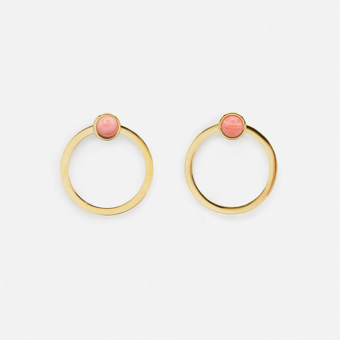 Boucles d'oreilles anneaux dorés avec bille rouge marbrée en acier inoxydable