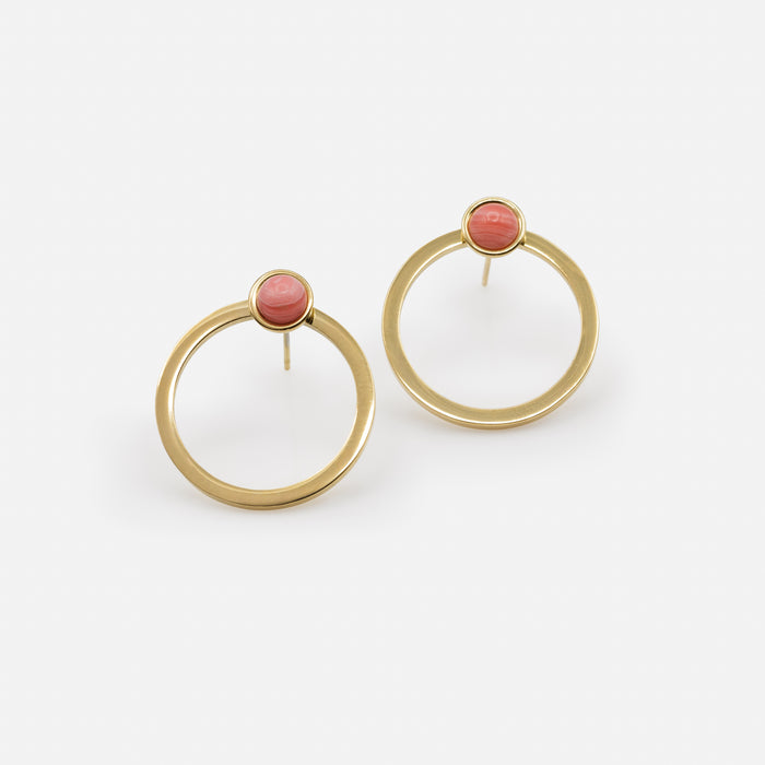 Boucles d'oreilles anneaux dorés avec bille rouge marbrée en acier inoxydable