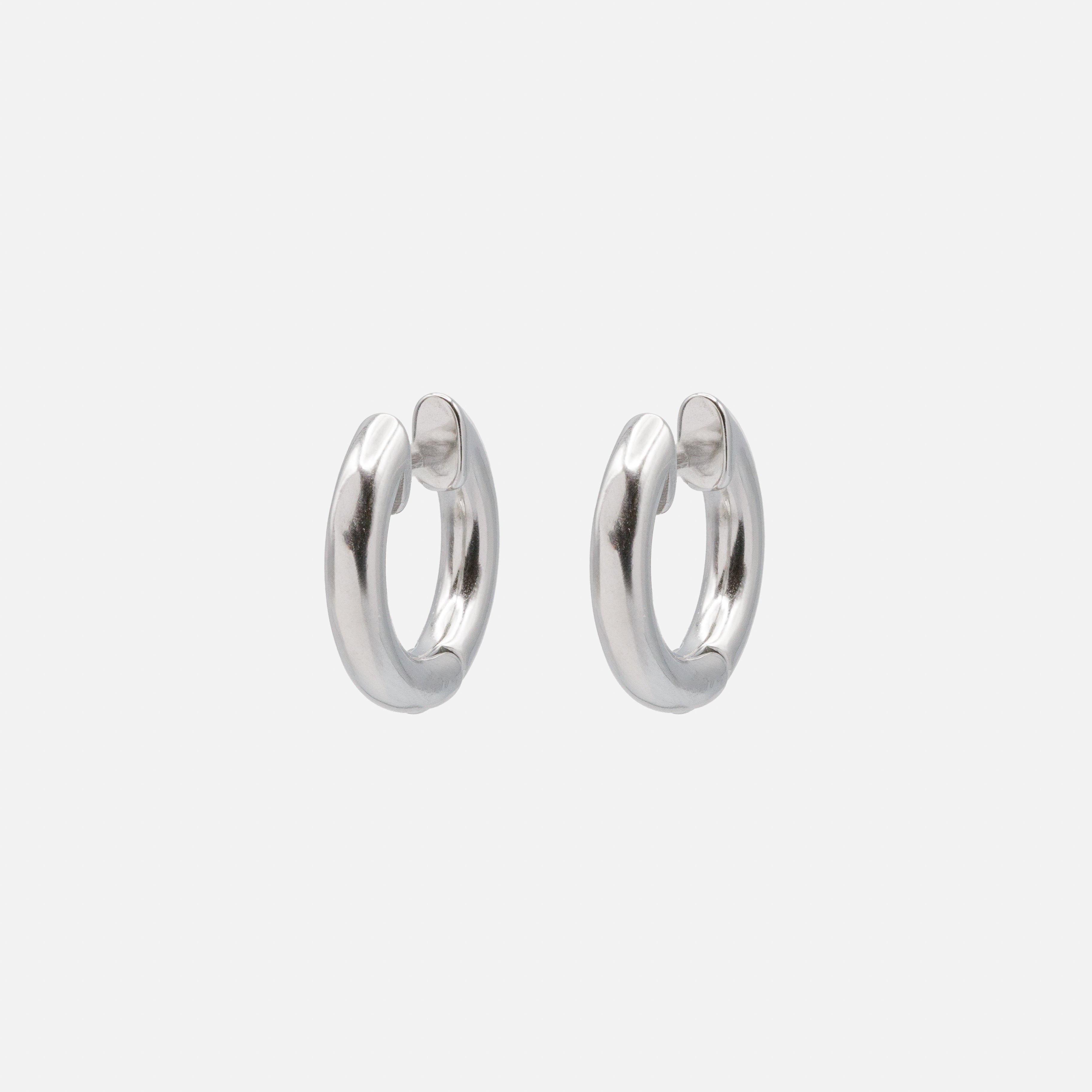 Boucles d'oreilles huggies argentées en acier inoxydable