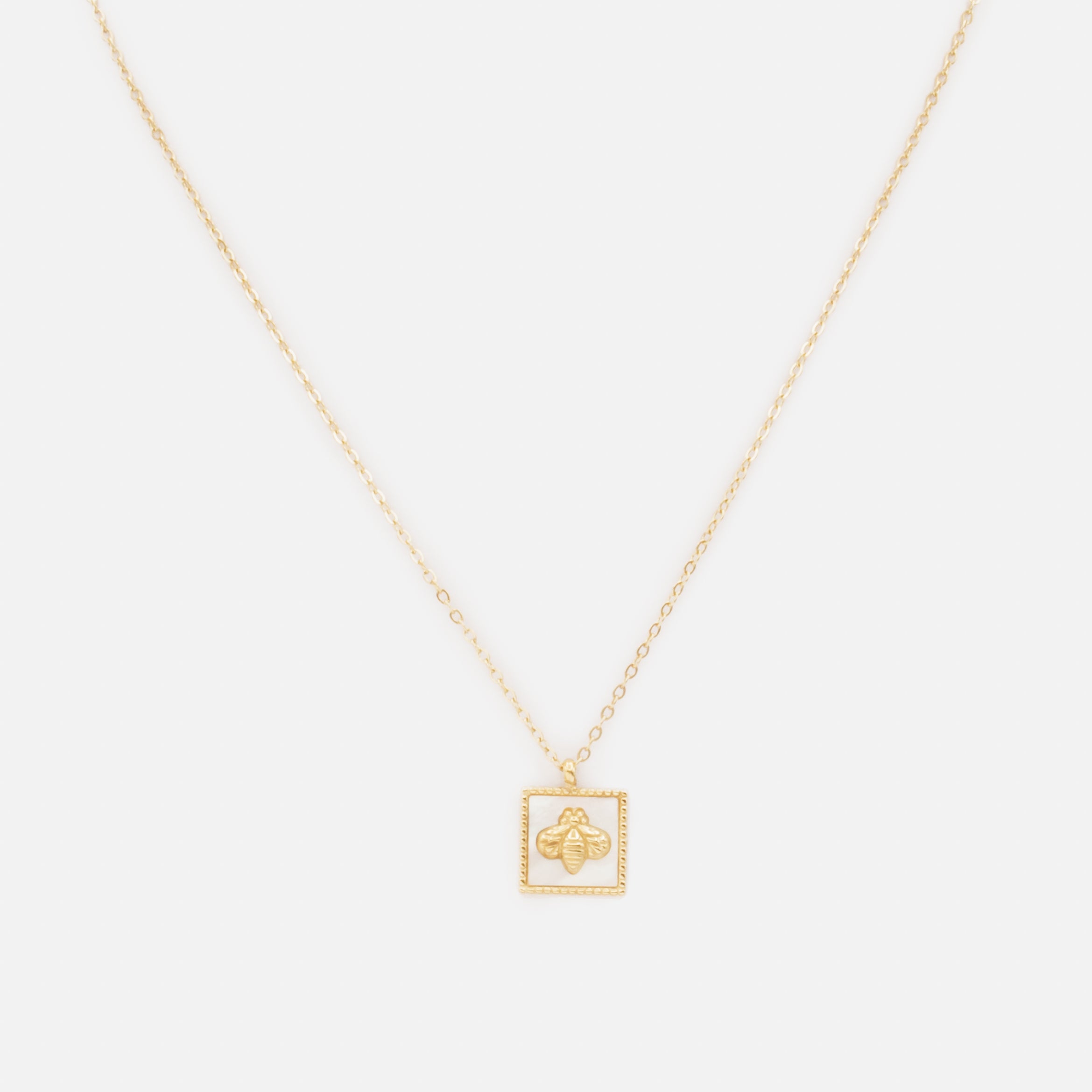 Collier doré avec breloque carrée abeille sur fond blanc nacré en acier inoxydable