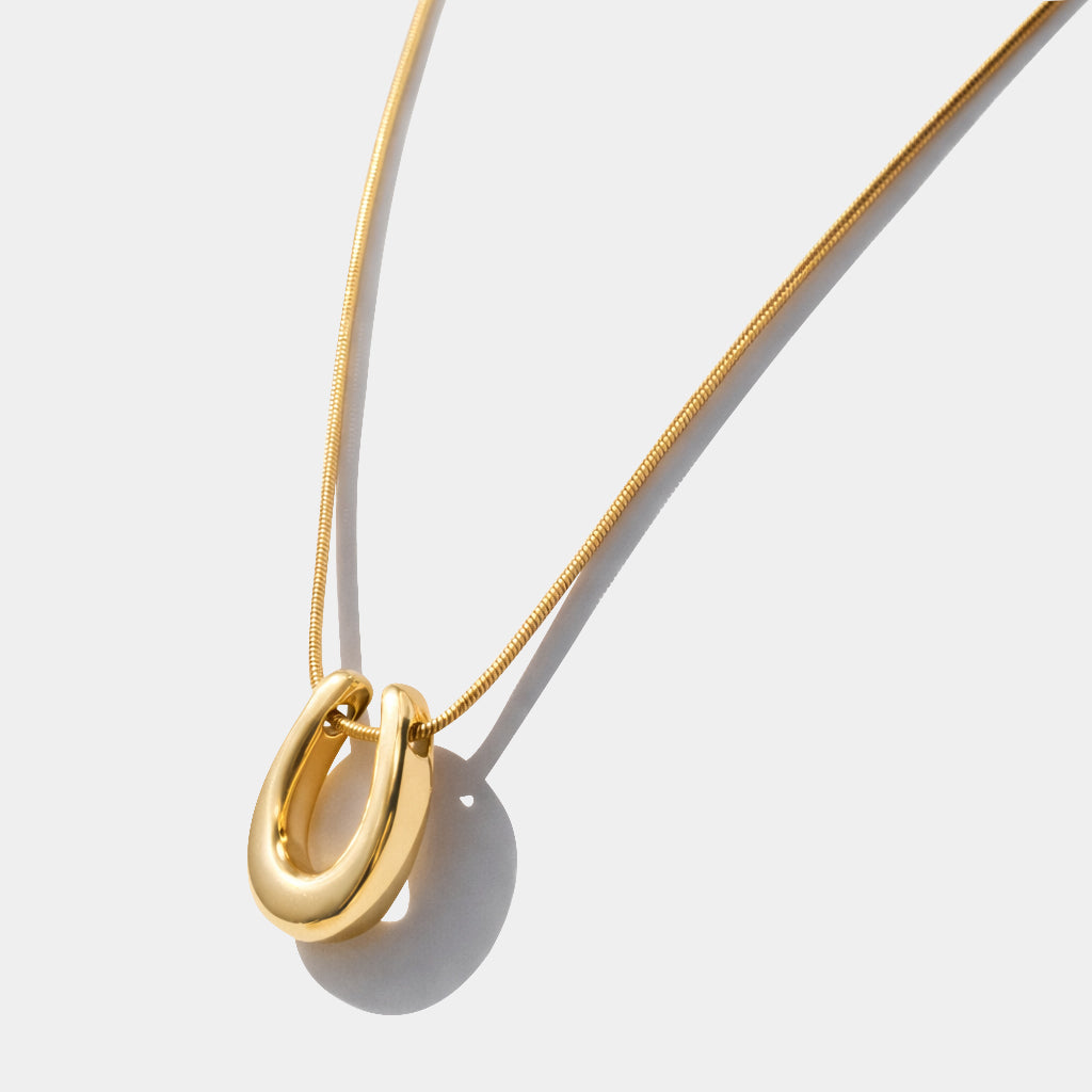 Collier breloque fer à cheval doré en acier inoxydable