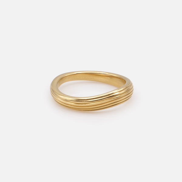 Load image into Gallery viewer, Curved grooved gold ring in stainless steel

