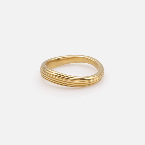 Load image into Gallery viewer, Curved grooved gold ring in stainless steel
