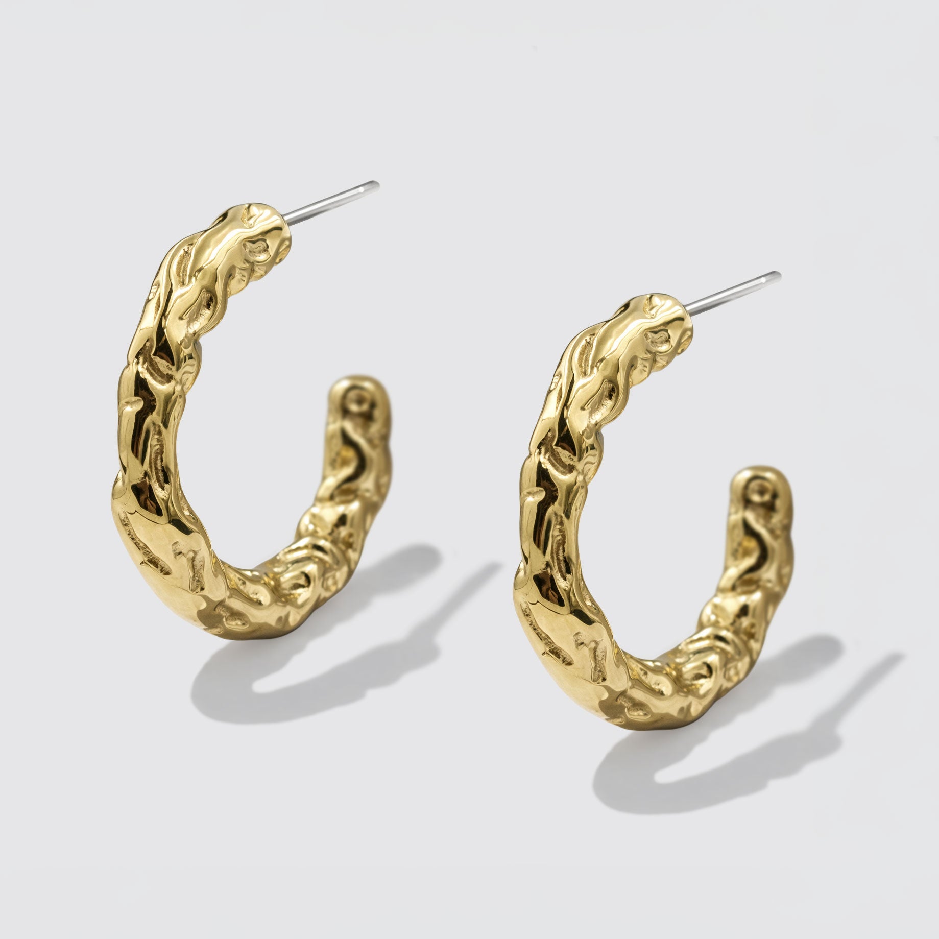 Boucles d'oreilles anneaux texture organique dorés en acier inoxydable