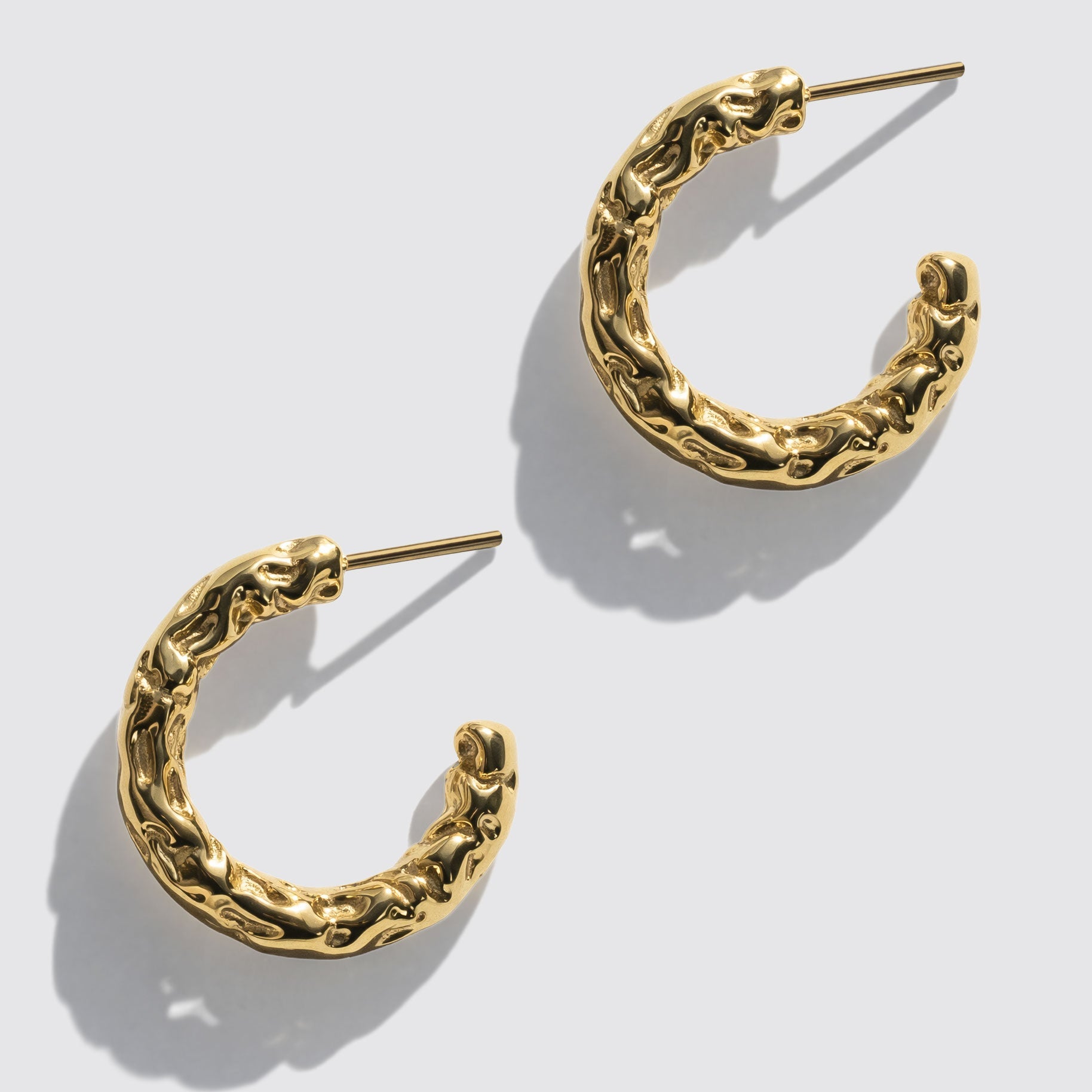 Boucles d'oreilles anneaux texture organique dorés en acier inoxydable