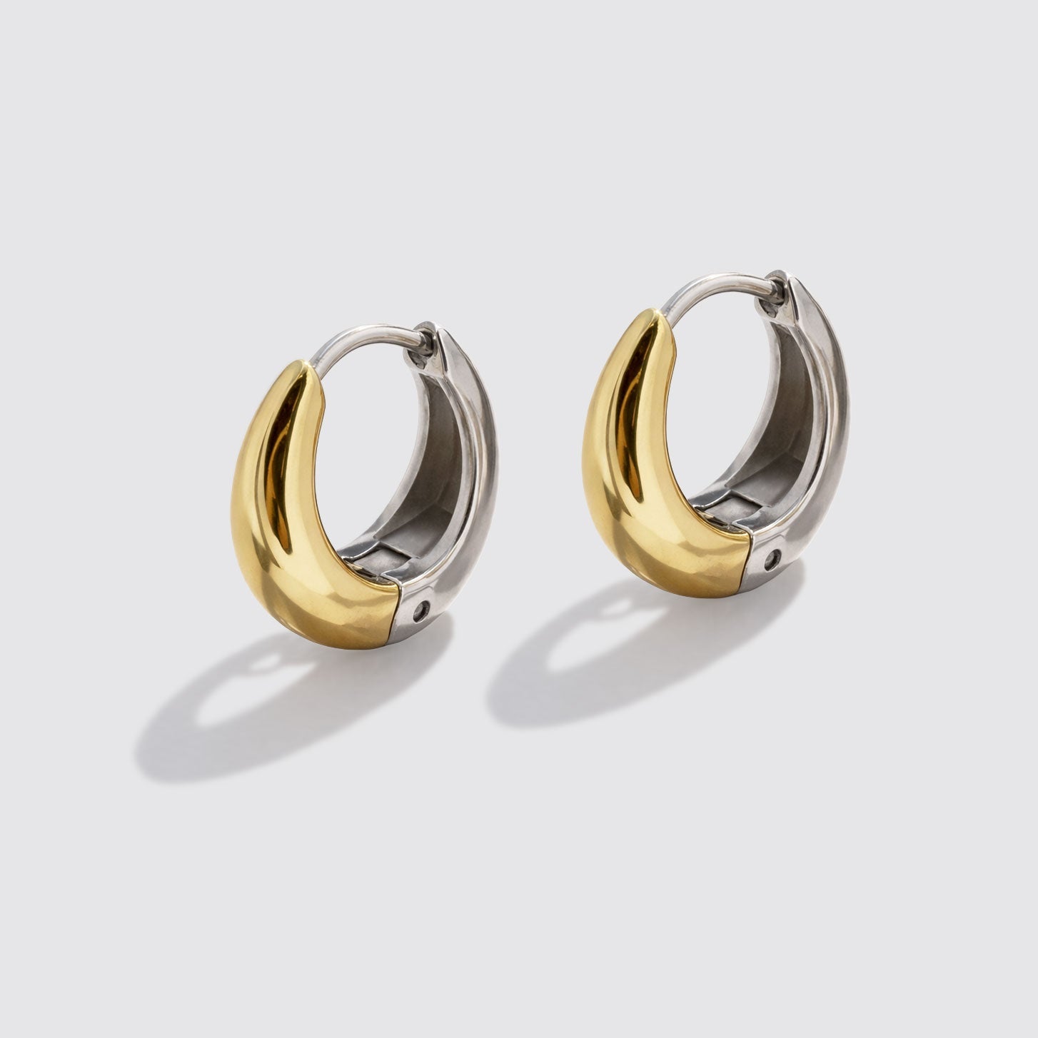 Boucles d'oreilles huggies deux tons en acier inoxydable