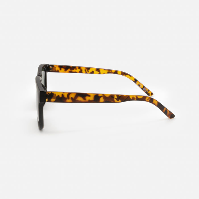 Lunettes de soleil noires et écaille de tortue