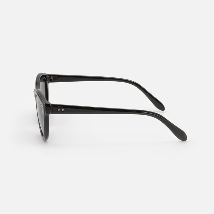 Lunettes de soleil noires avec verres foncés