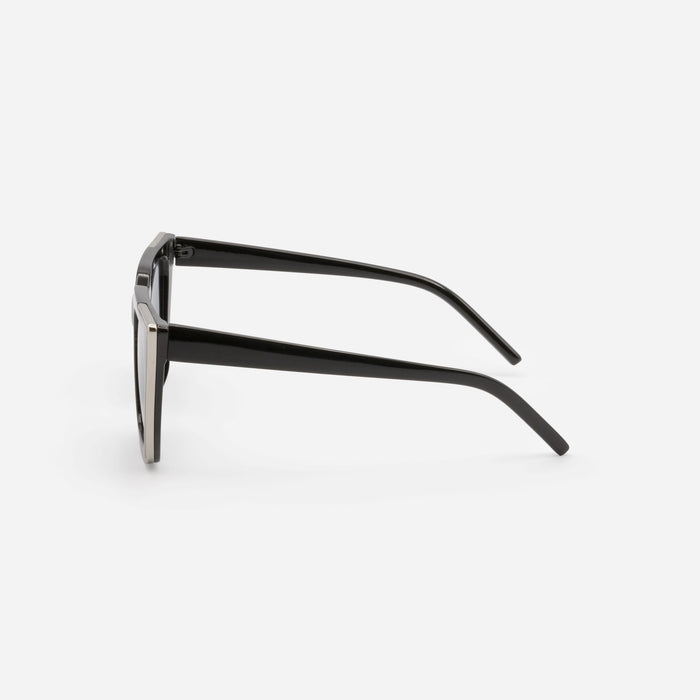 Lunettes de soleil noires et argentées avec verres foncés