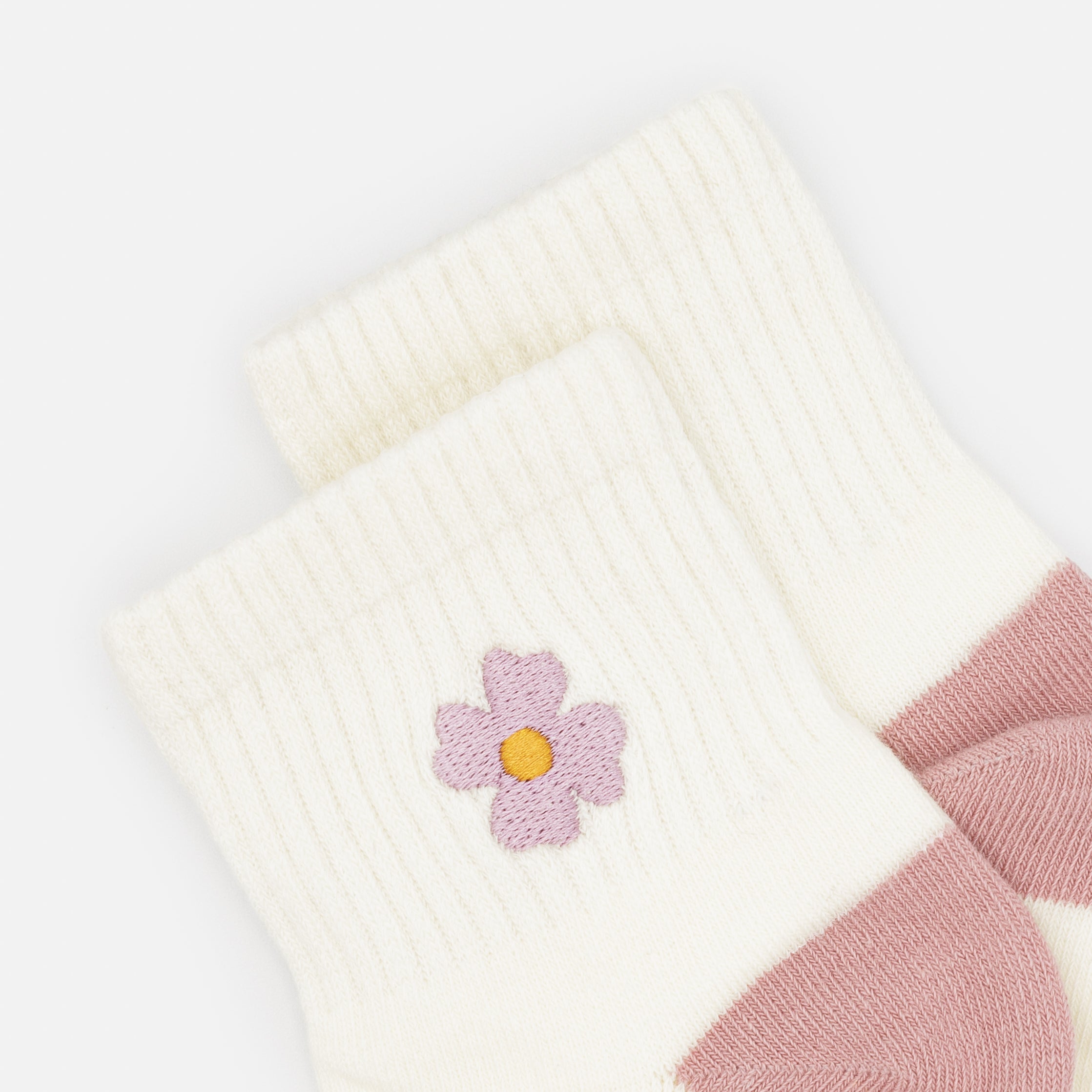 Bas cheville crème côtelés avec broderie fleur mauve