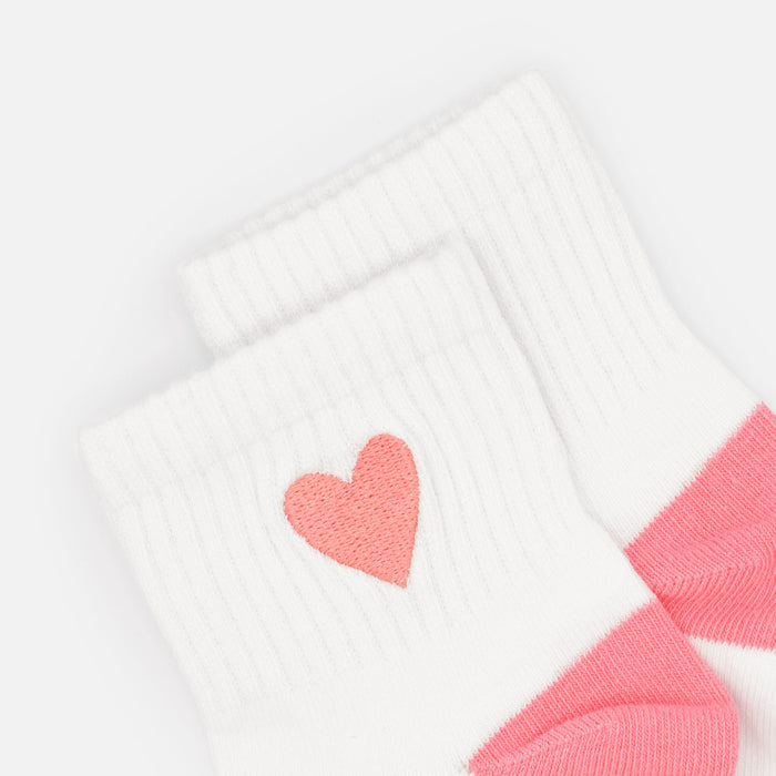 Bas cheville blancs côtelés avec broderie cœur rose