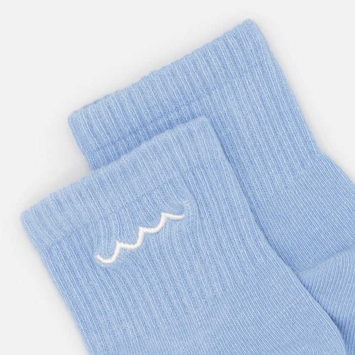 Bas cheville bleus côtelés avec broderie vagues