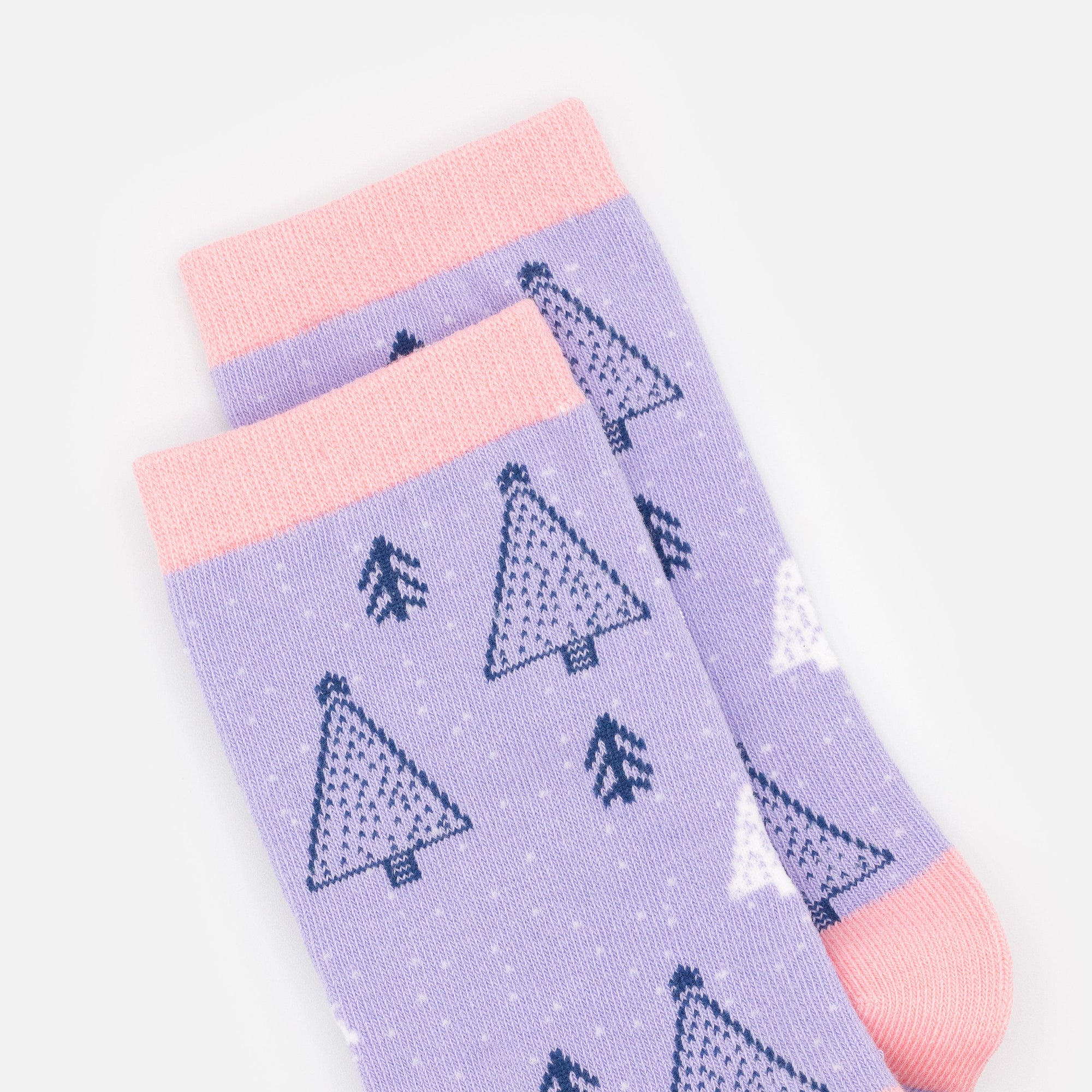 Bas lilas & rose pâle avec sapins bleu foncé