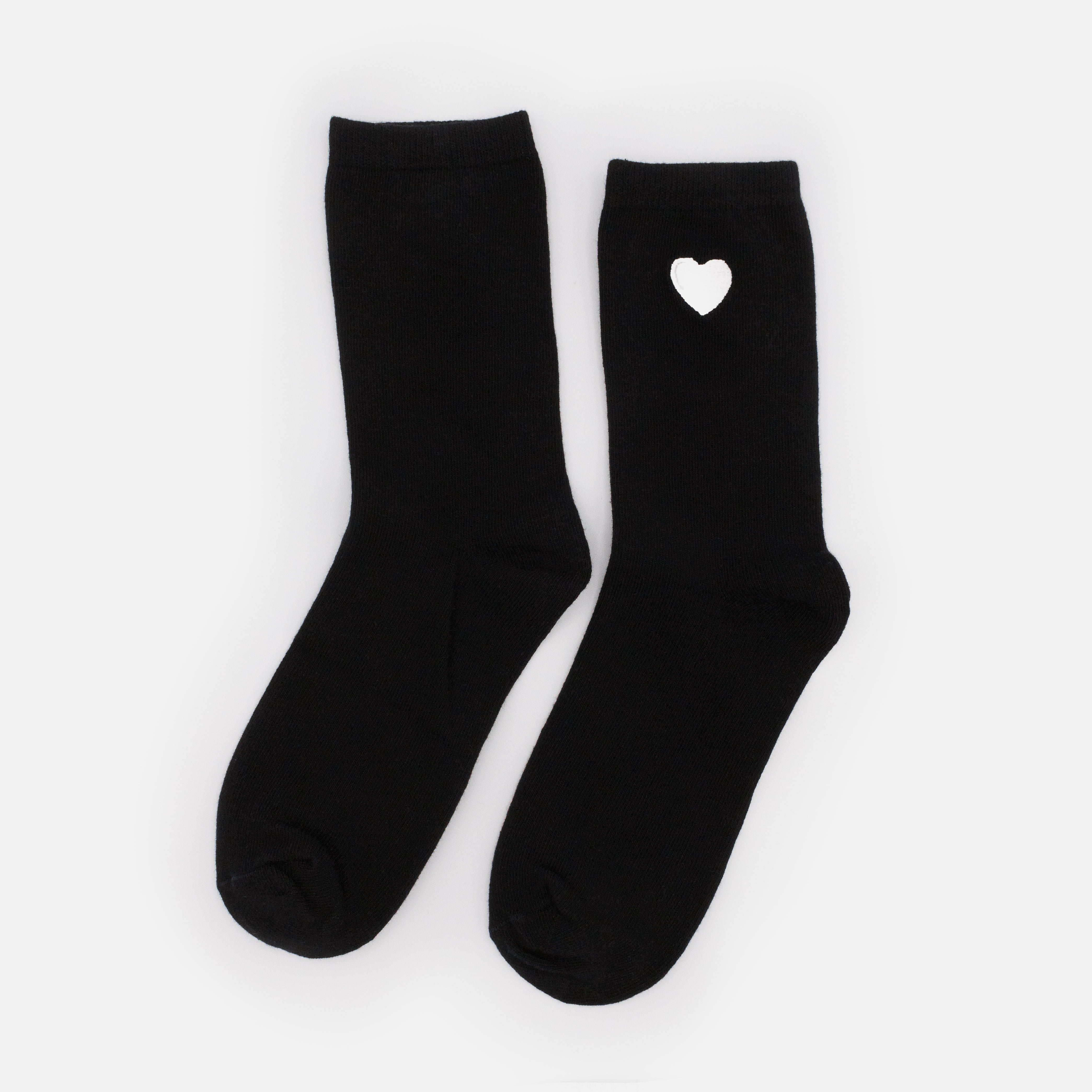 Chaussettes noires avec cœur blanc brodé