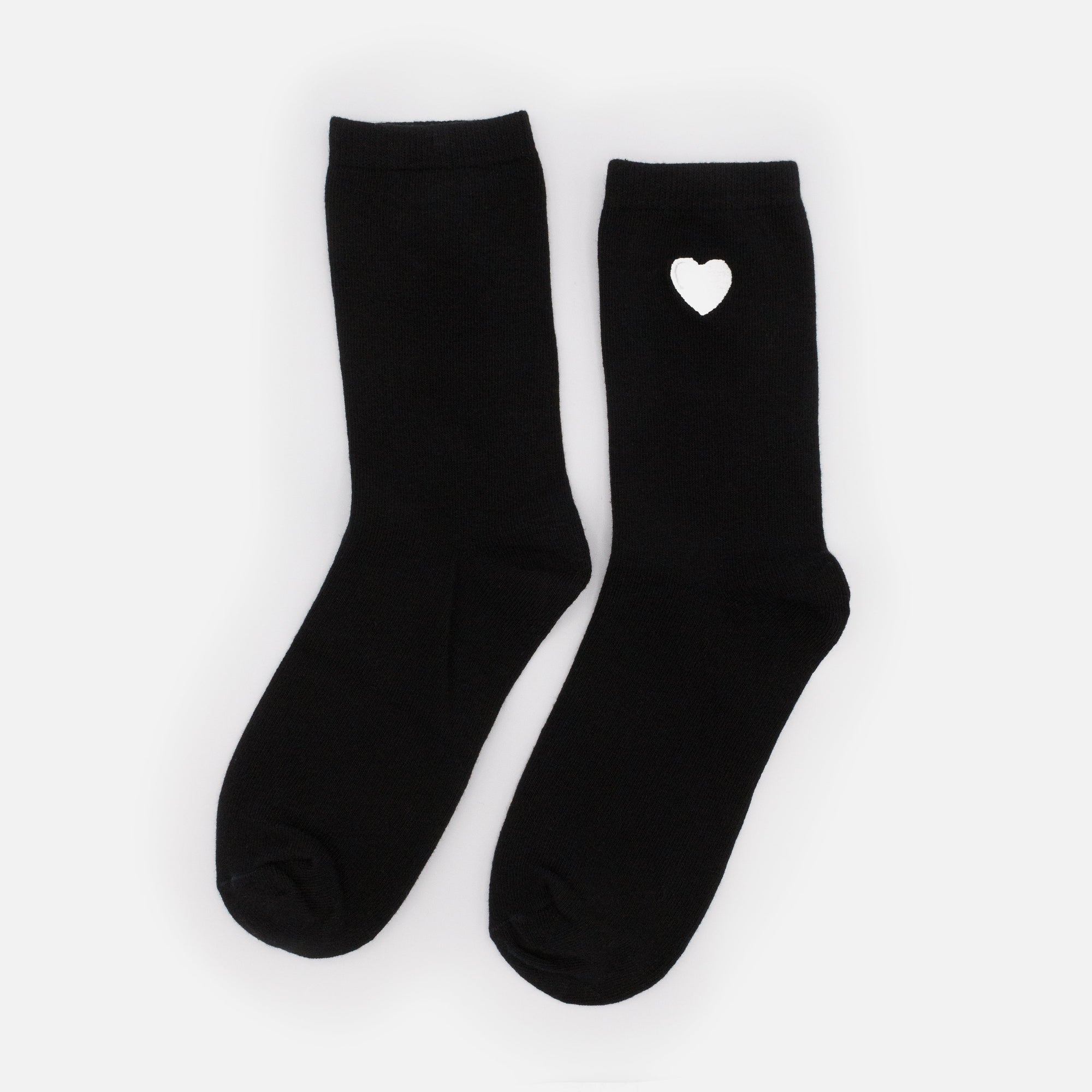Chaussettes noires avec cœur blanc brodé