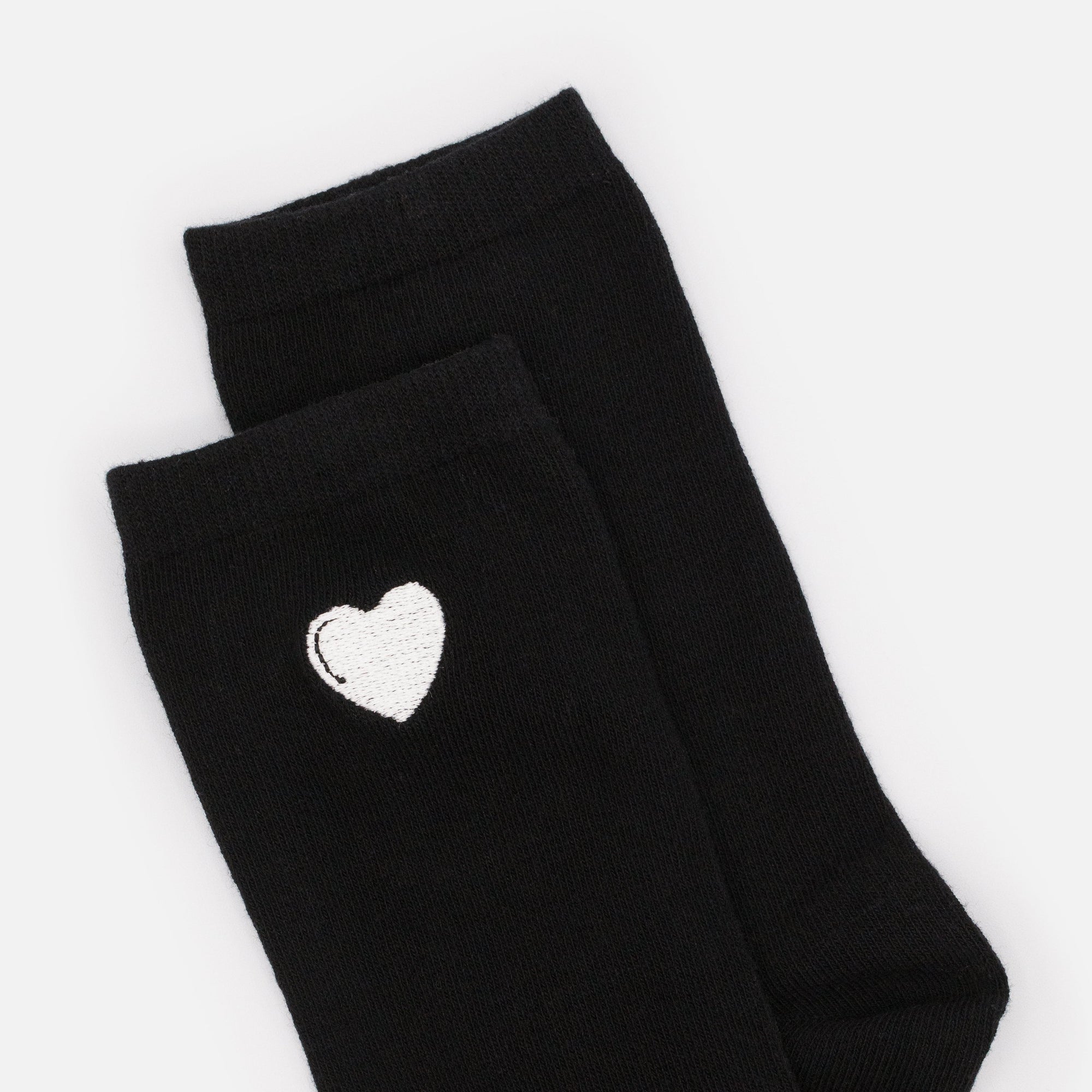 Chaussettes noires avec cœur blanc brodé