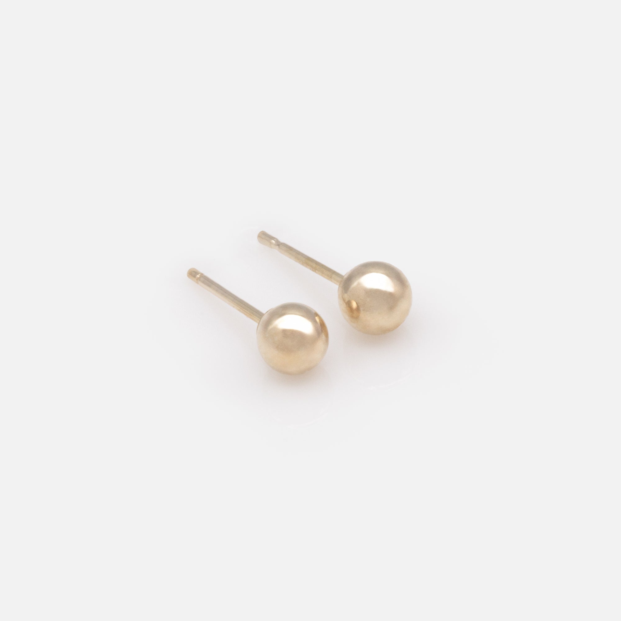 Boucles d’oreilles fixes 4 mm boules dorées or 10 carats
