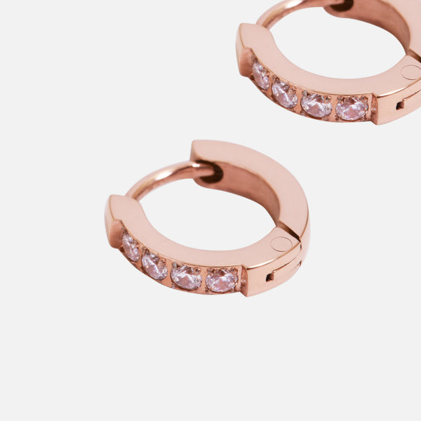 Load image into Gallery viewer, Petites boucles d&#39;oreilles rose doré avec zircons cubiques en acier inoxydable
