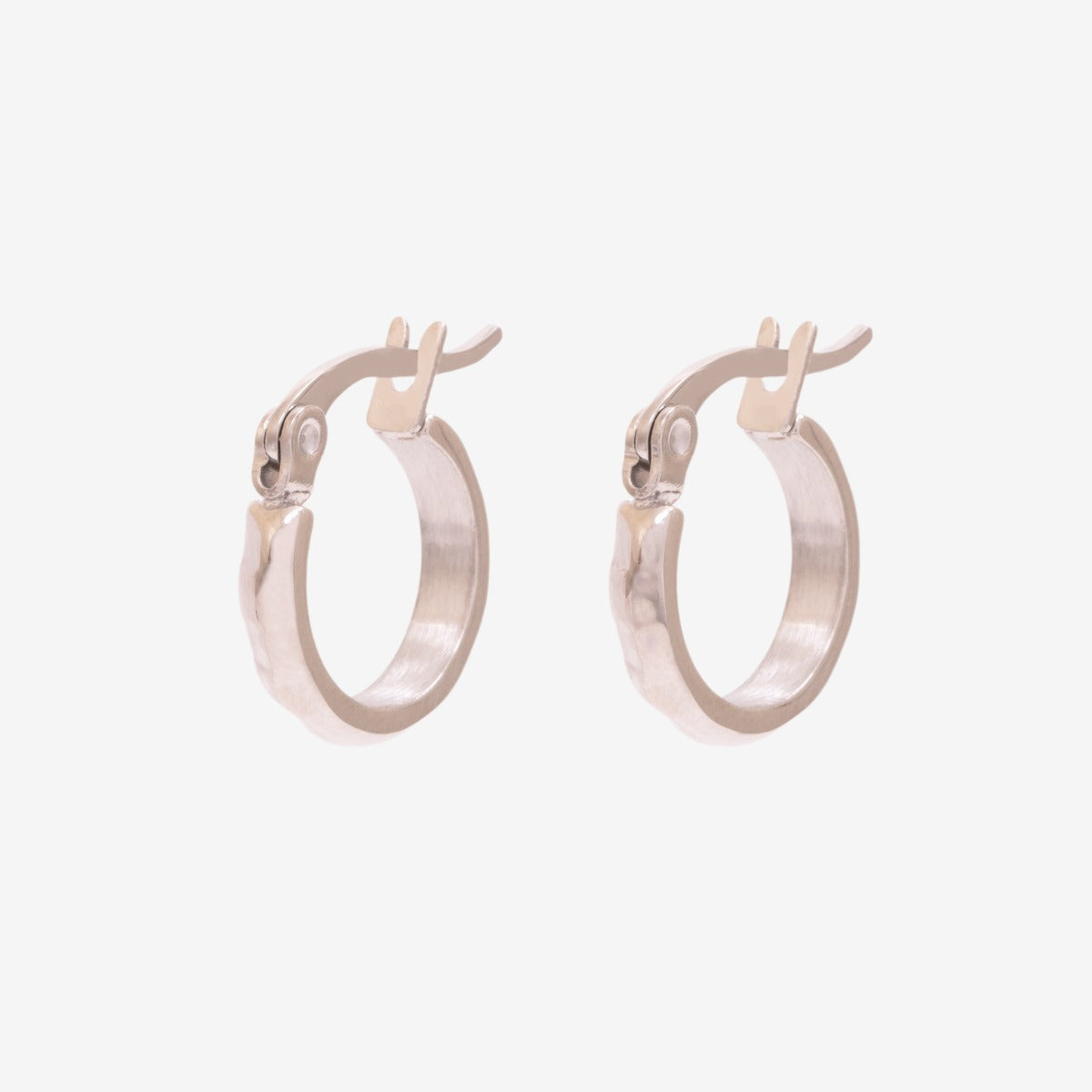 Boucles d'oreilles anneaux argentés martelés en acier inoxydable