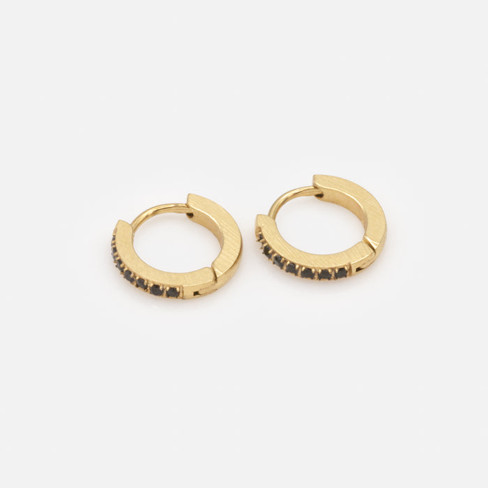 Boucles d'oreilles huggies dorées avec zircons noirs en acier inoxydable