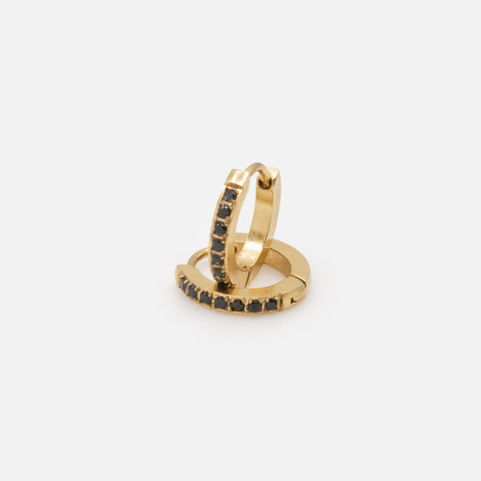 Boucles d'oreilles huggies dorées avec zircons noirs en acier inoxydable