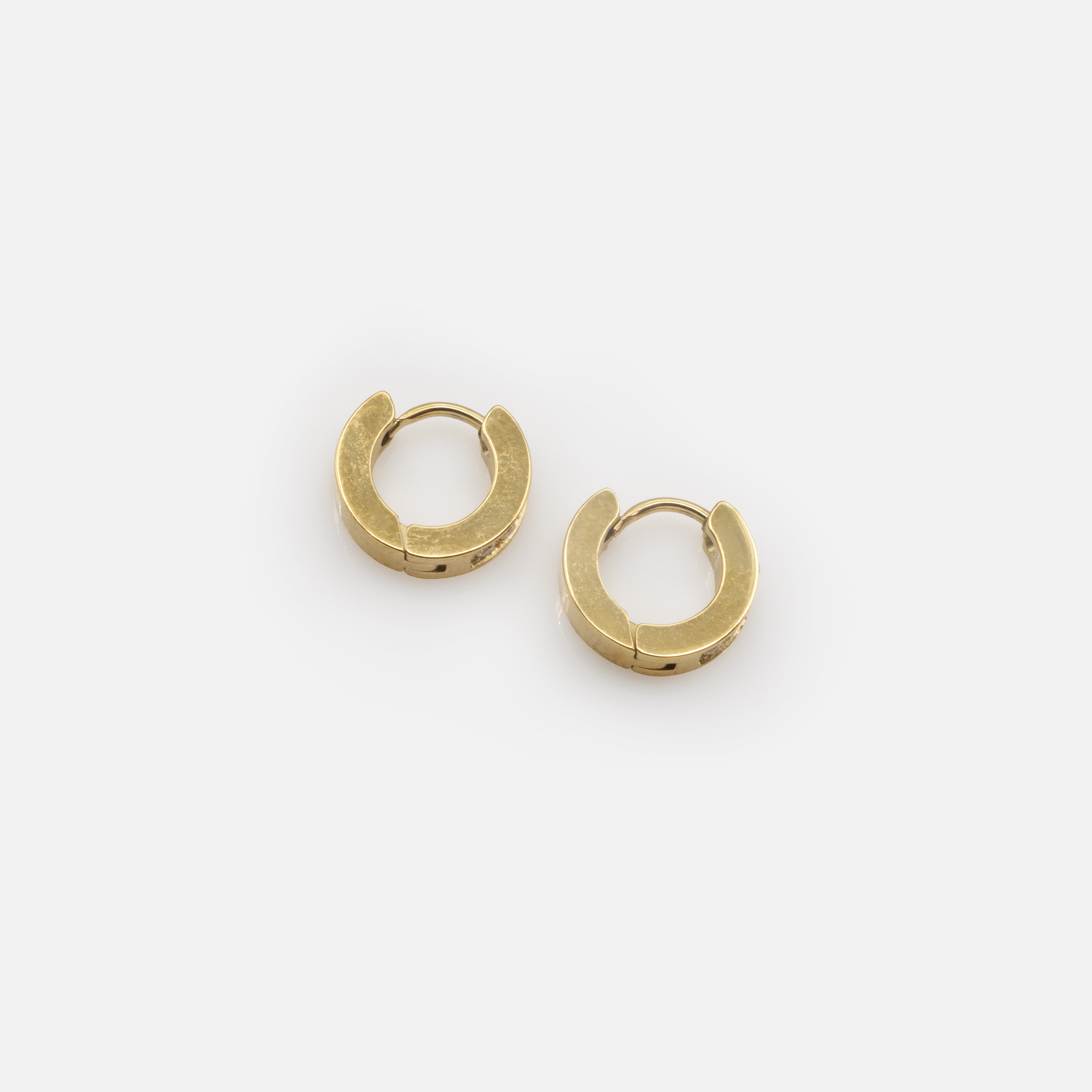 Boucles d'oreilles huggies dorées 11 mm avec rang de zircons en acier inoxydable