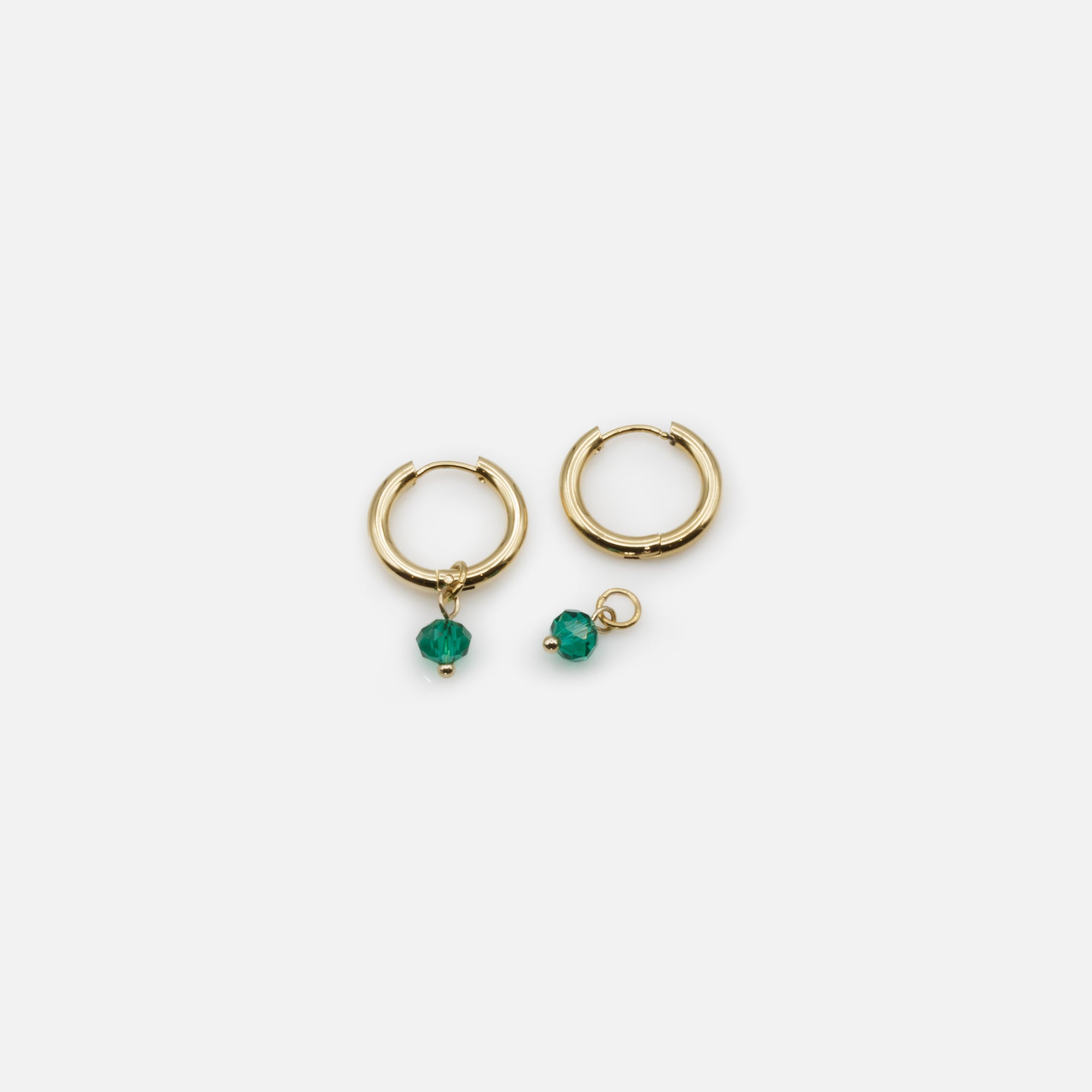 Gold ring necklace and earrings set with green stones in stainless steel