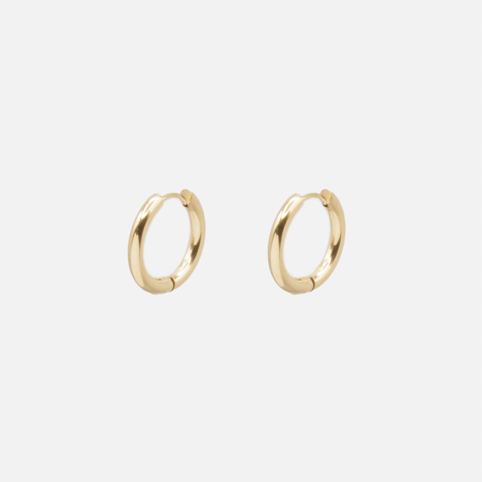 Curb chain and gold hoop earrings set in stainless steel