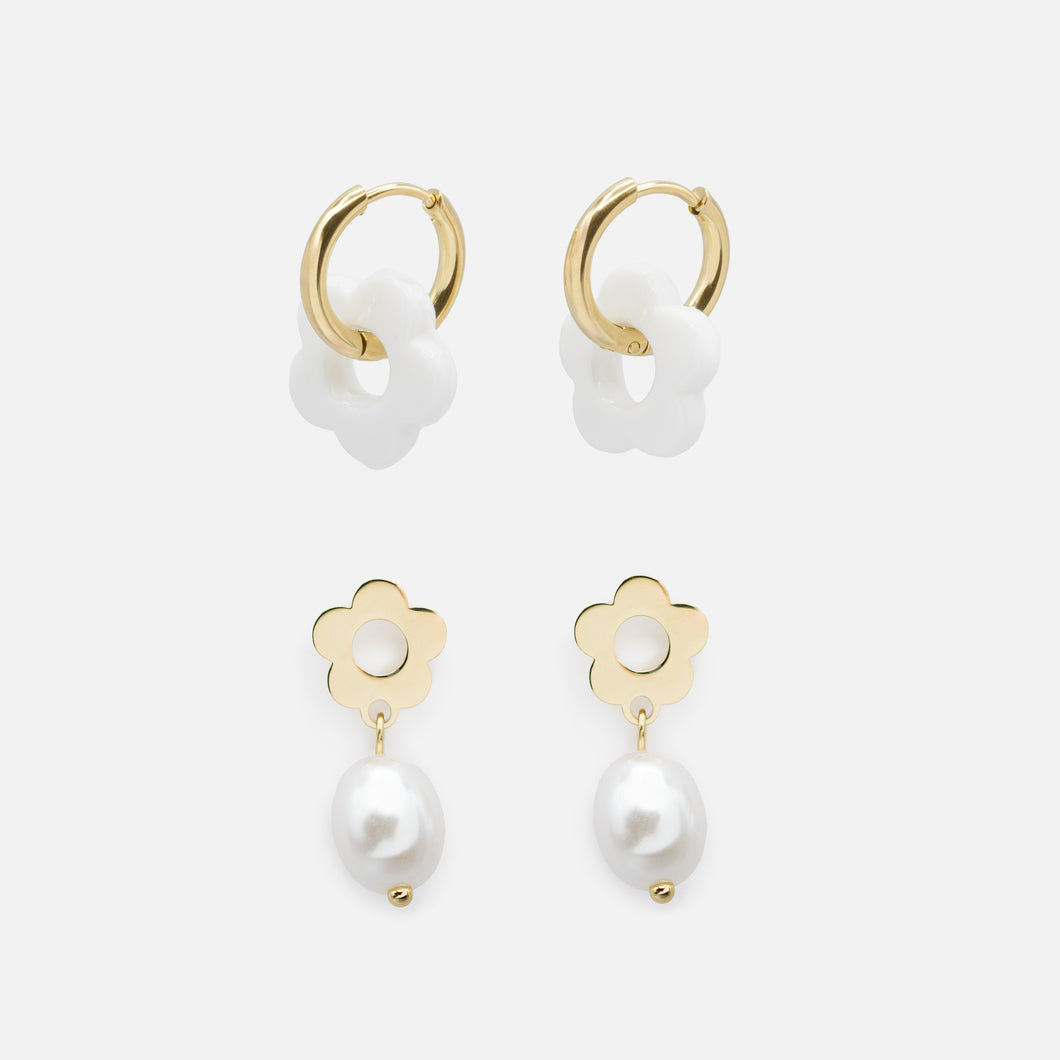 Mini & Me gold earrings set with white flowers and stainless steel pearls
