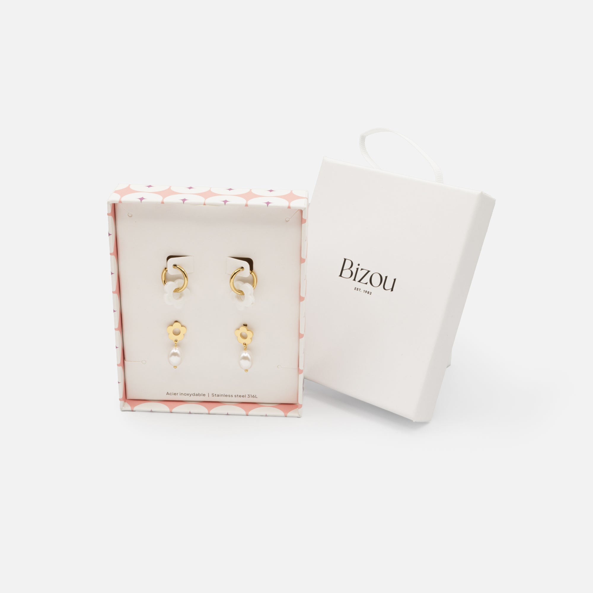Mini & Me gold earrings set with white flowers and stainless steel pearls