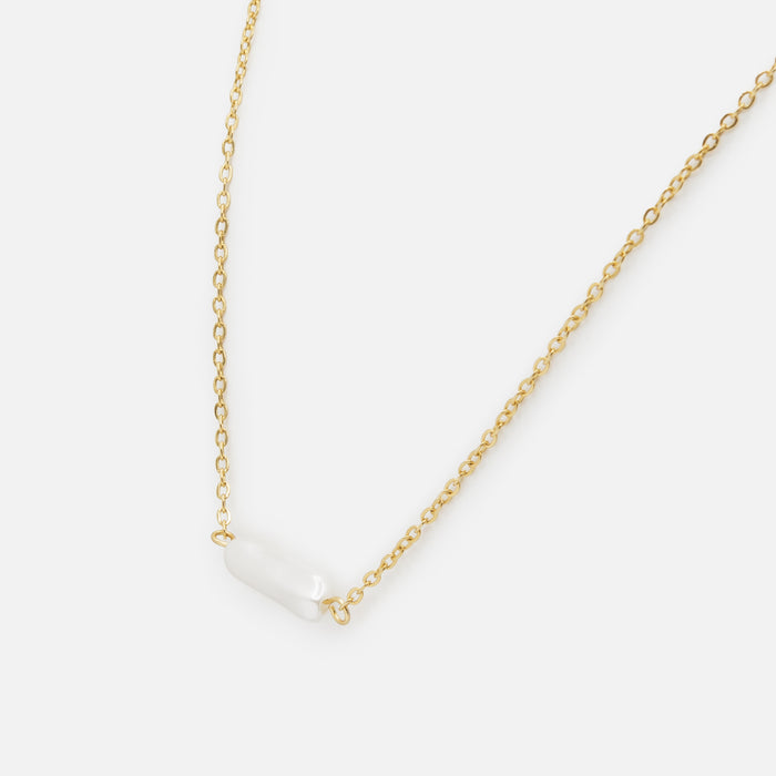 Collier doré avec perle allongée en acier inoxydable