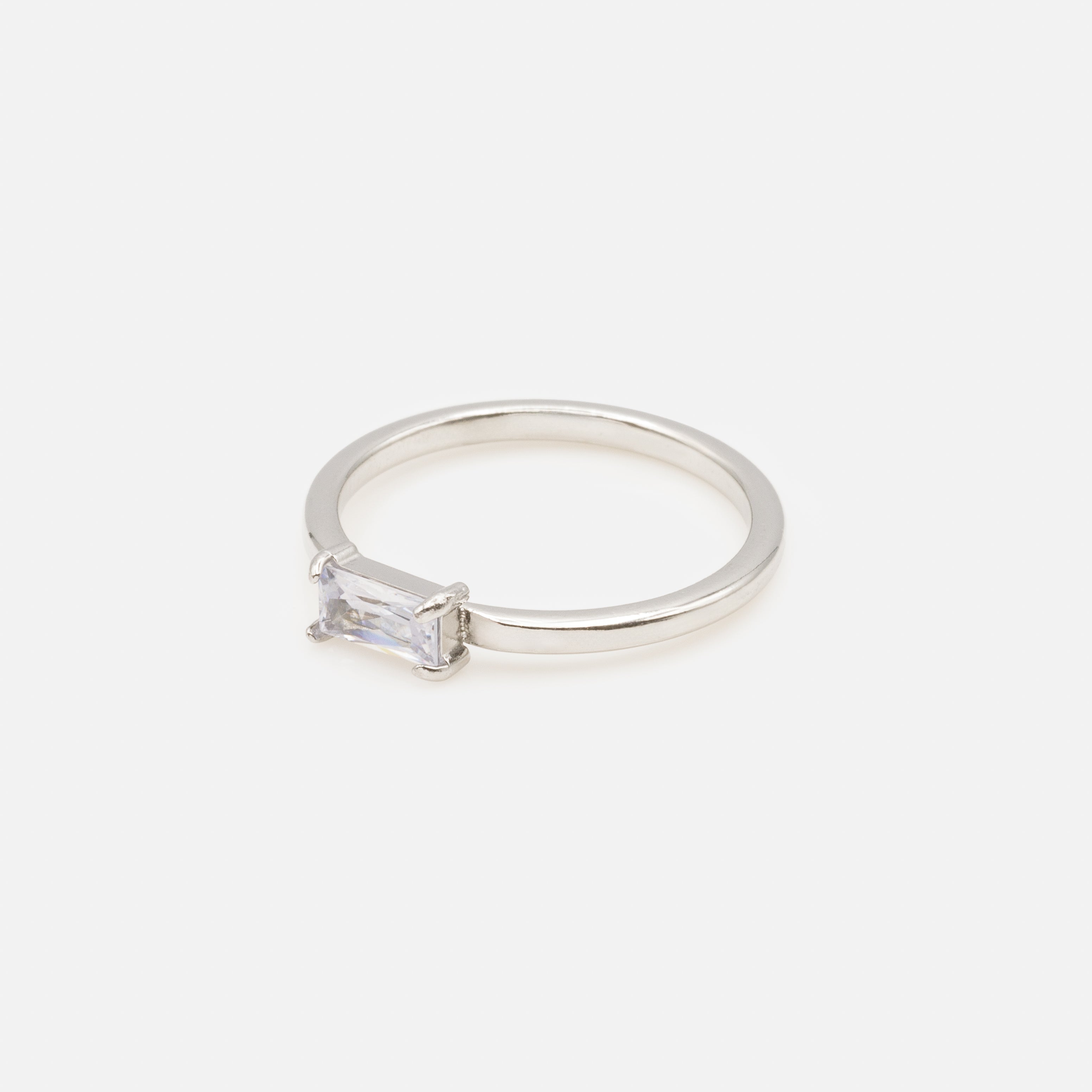 Bague argentée avec pierre rectangulaire blanche en acier inoxydable
