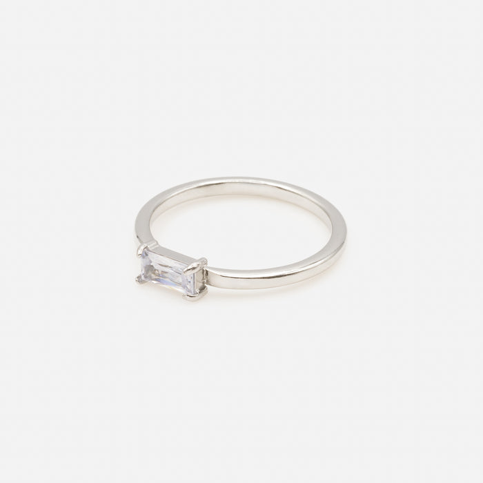 Bague argentée avec pierre rectangulaire blanche en acier inoxydable