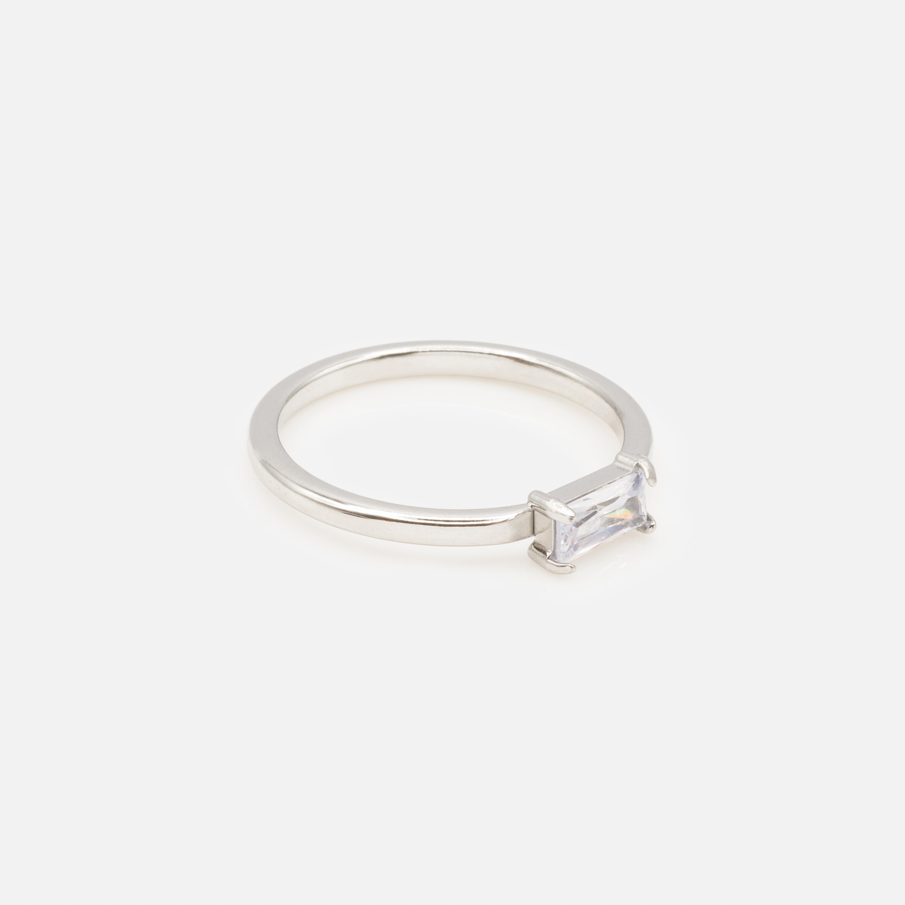 Bague argentée avec pierre rectangulaire blanche en acier inoxydable