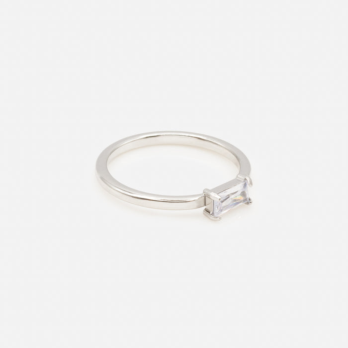 Bague argentée avec pierre rectangulaire blanche en acier inoxydable