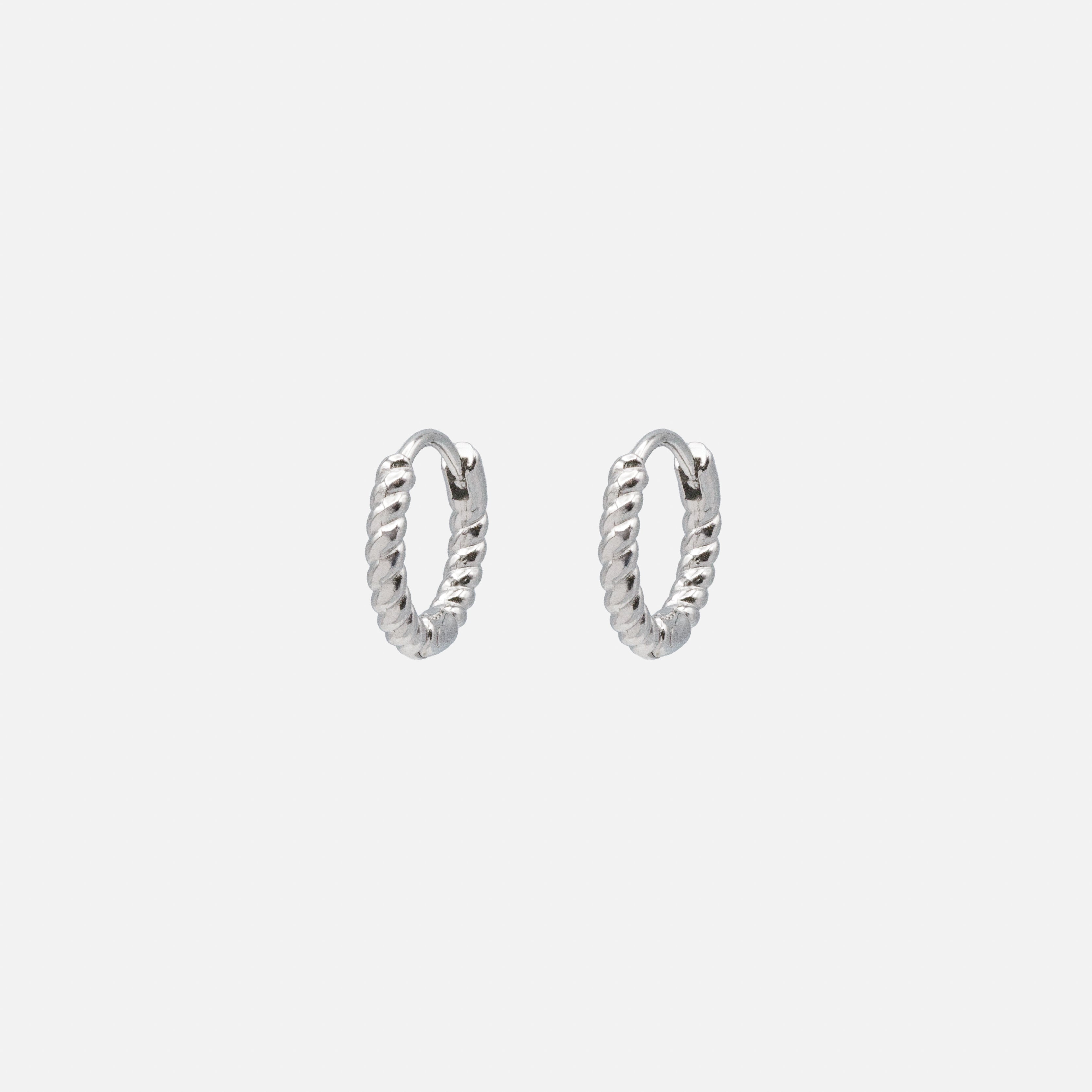 Boucles d'oreilles huggies torsadées argentées en acier inoxydable
